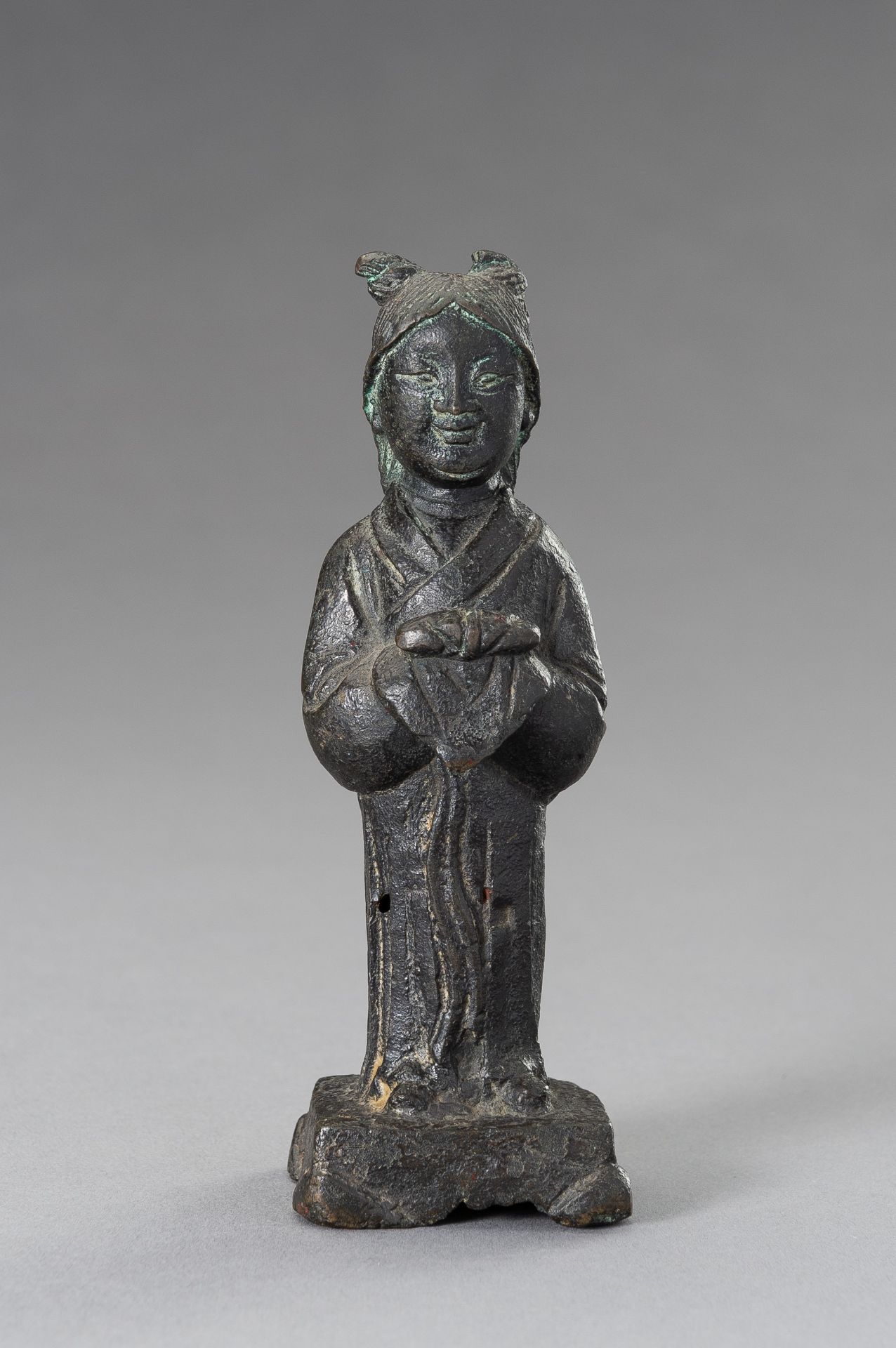 A MINIATURE BRONZE FIGURE OF A LADY, QING DYNASTY