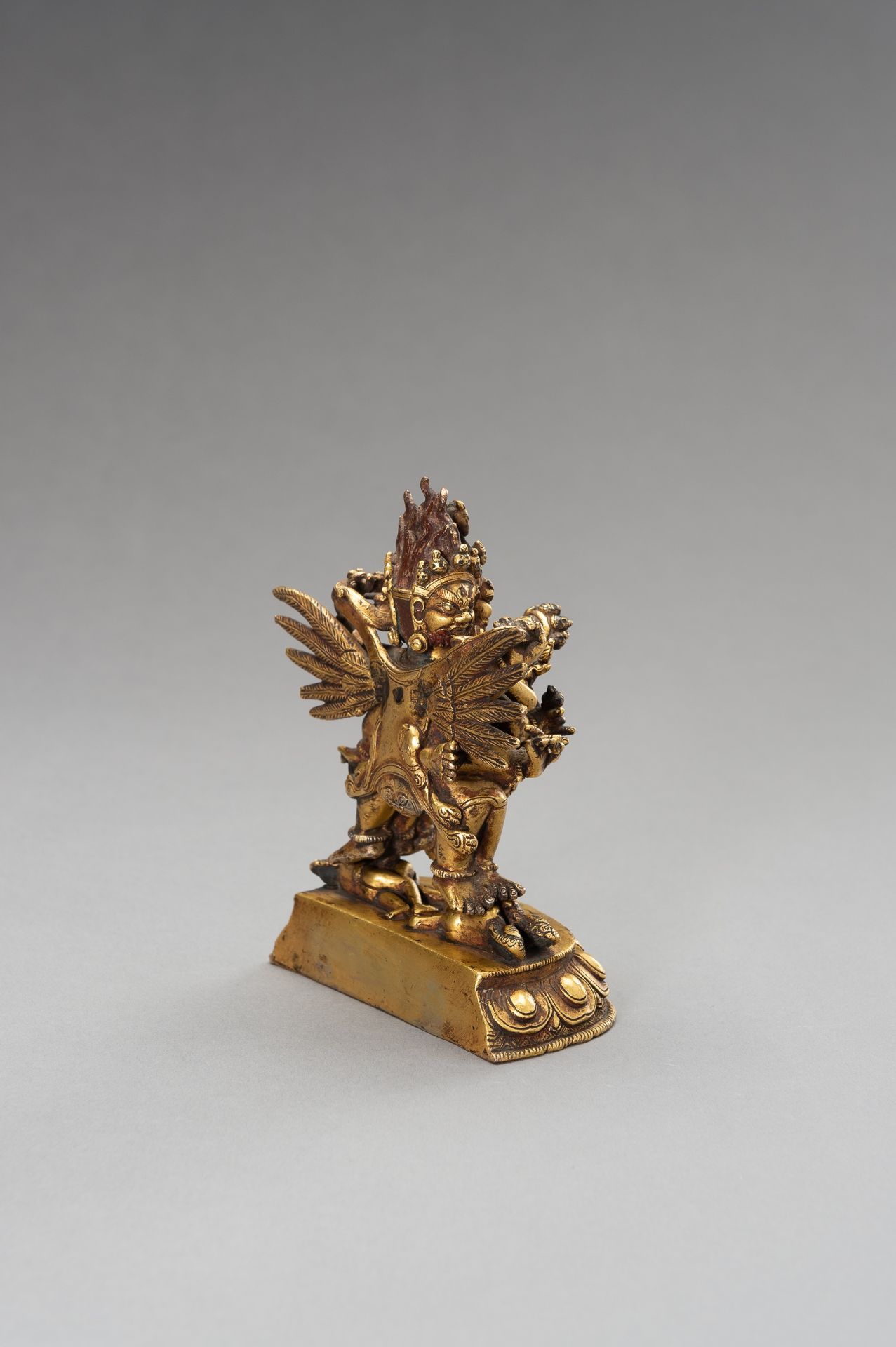 A GILT-BRONZE OF HAYAGRIVA IN YABYUM, 18TH CENTURY - Bild 9 aus 13