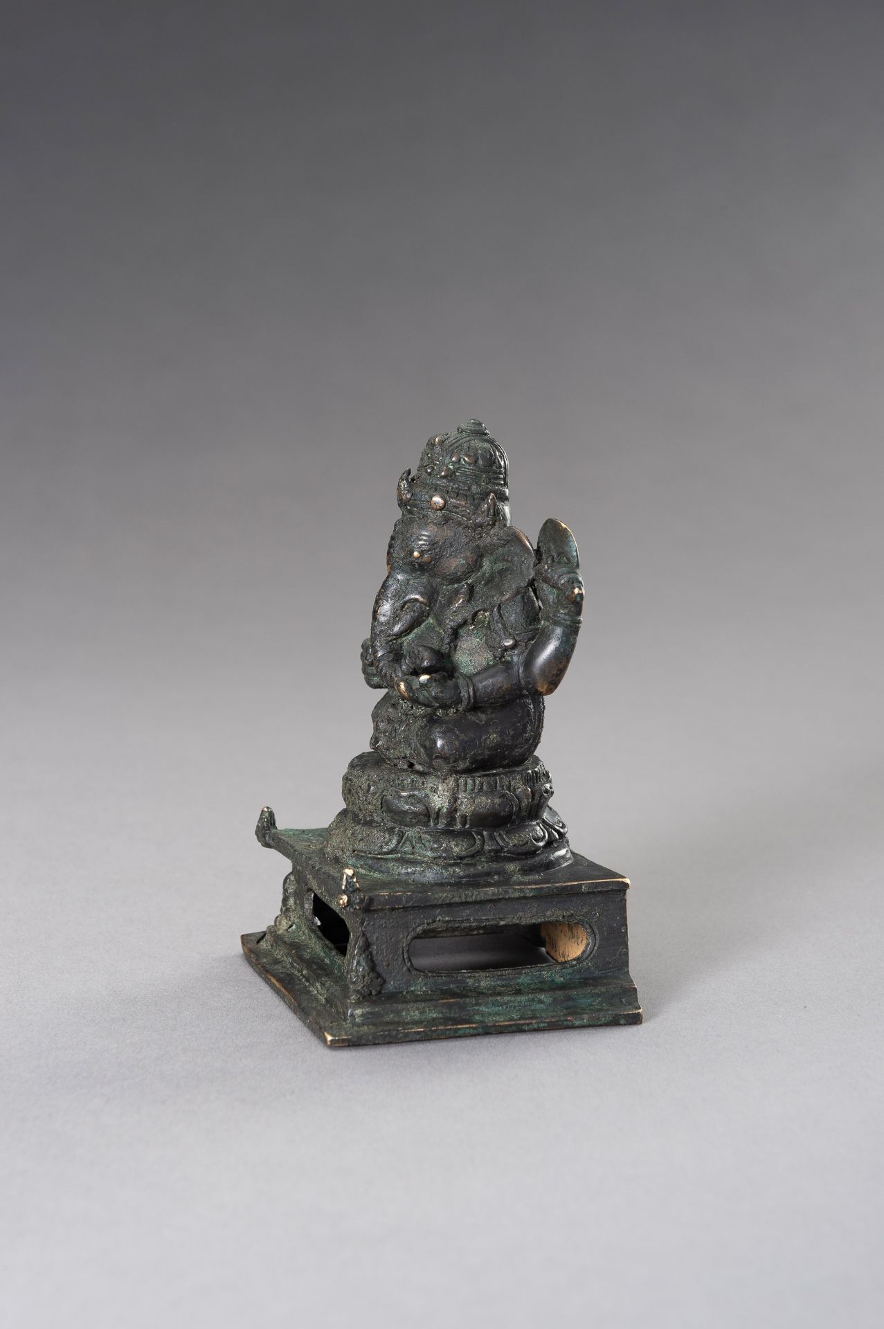 A BRONZE FIGURE OF GANESHA - Bild 3 aus 9