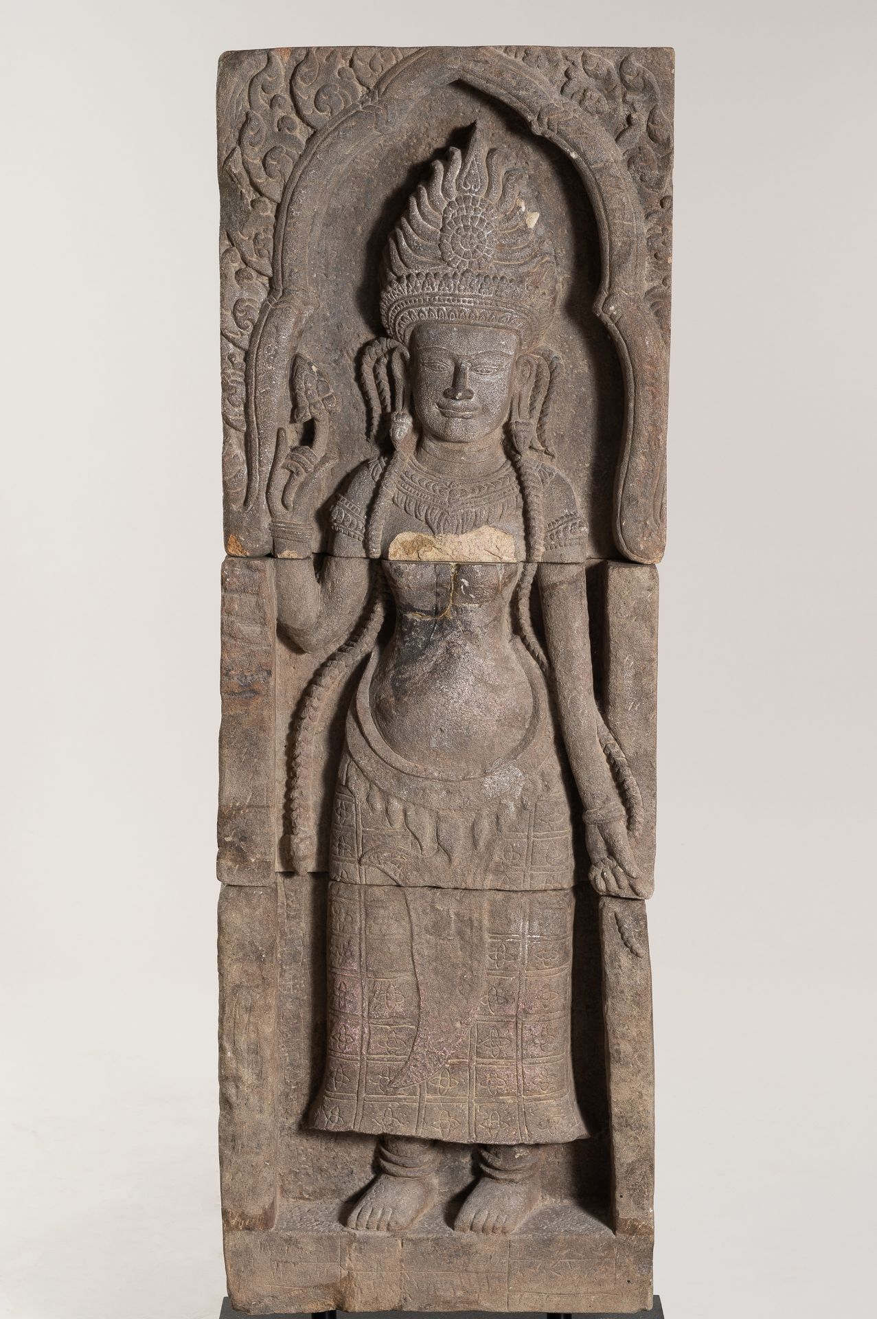 A VERY LARGE KHMER-STYLE SANDSTONE FIGURE OF AN APSARA, c. 1920s - Image 3 of 15