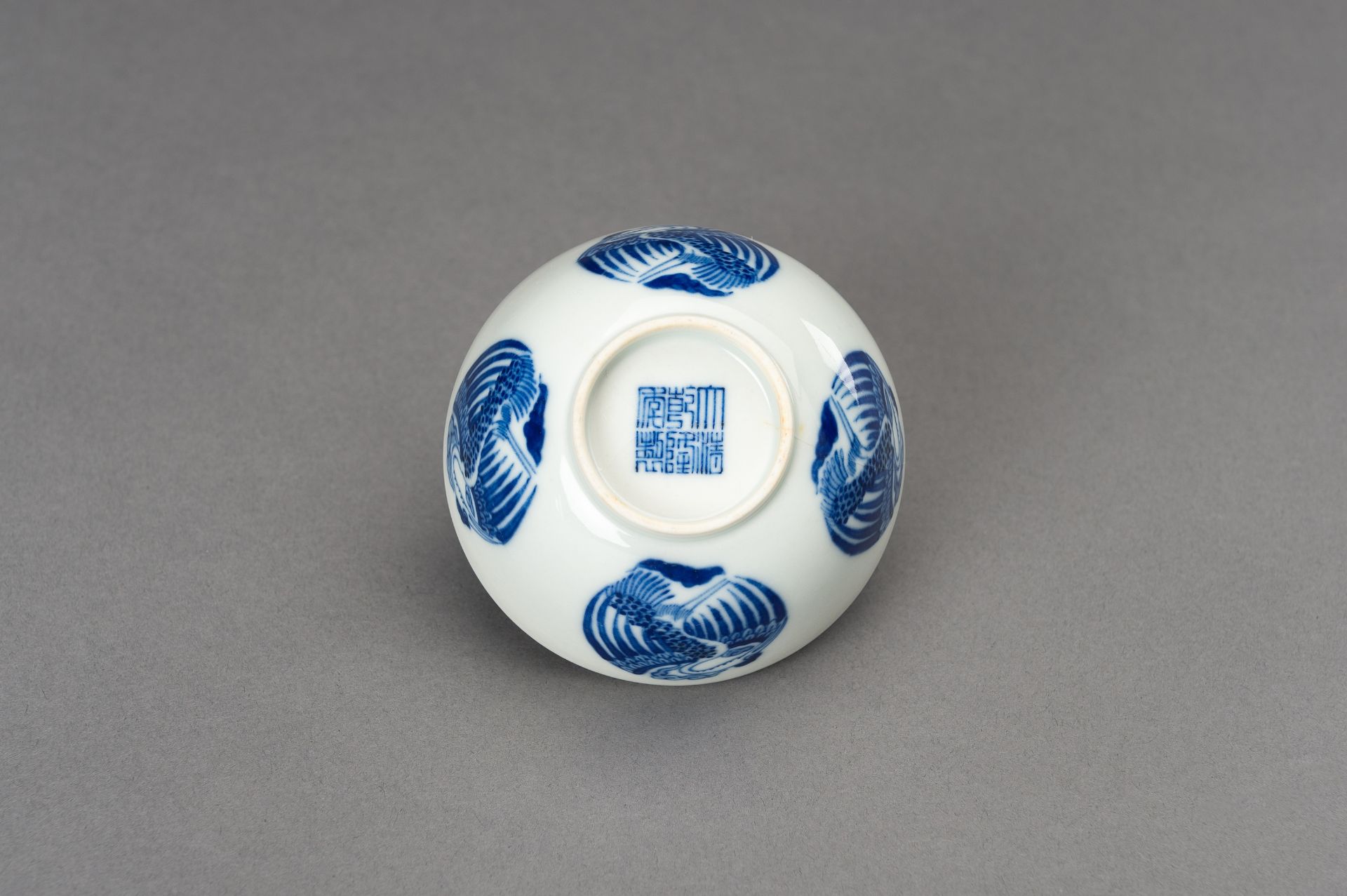 A BLUE AND WHITE 'PHOENIX MEDALLIONS' PORCELAIN BOWL, c. 1930s - Image 11 of 12