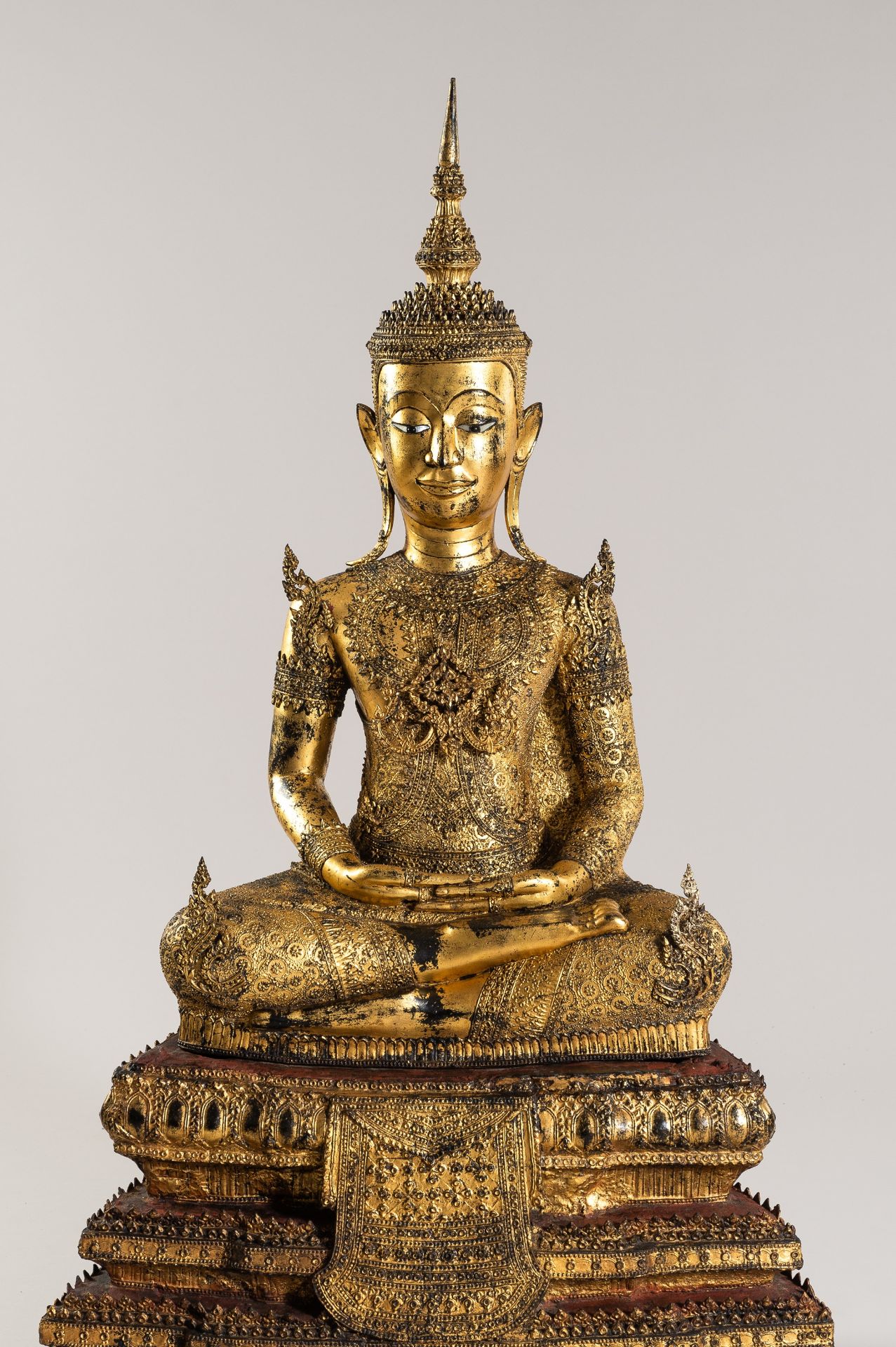 AN IMPRESSIVE LACQUER GILT BRONZE FIGURE OF BUDDHA, RATTANAKOSIN - Image 20 of 22