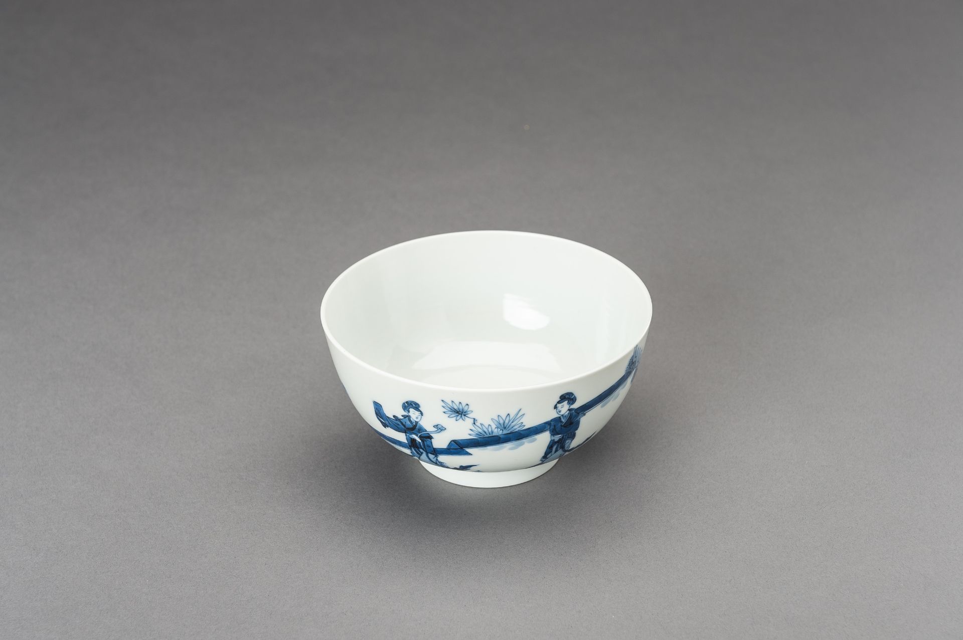 A KANGXI STYLE BLUE AND WHITE 'LADIES IN PALACE' PORCELAIN BOWL, 1920s - Image 11 of 14