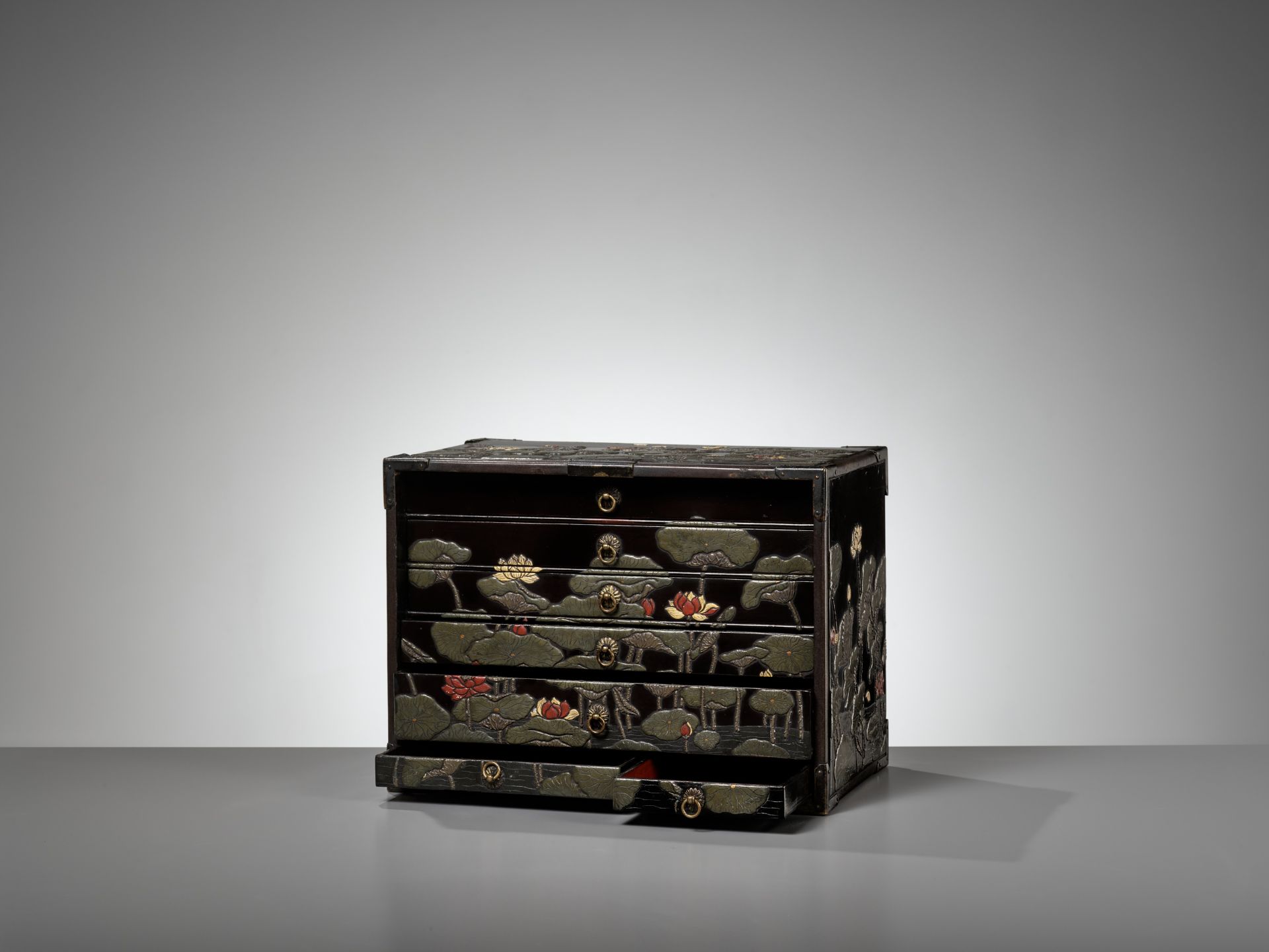 A RITSUO STYLE CERAMIC-INLAID AND LACQUERED WOOD KODANSU (CABINET) WITH A LOTUS POND AND EGRETS - Image 5 of 14