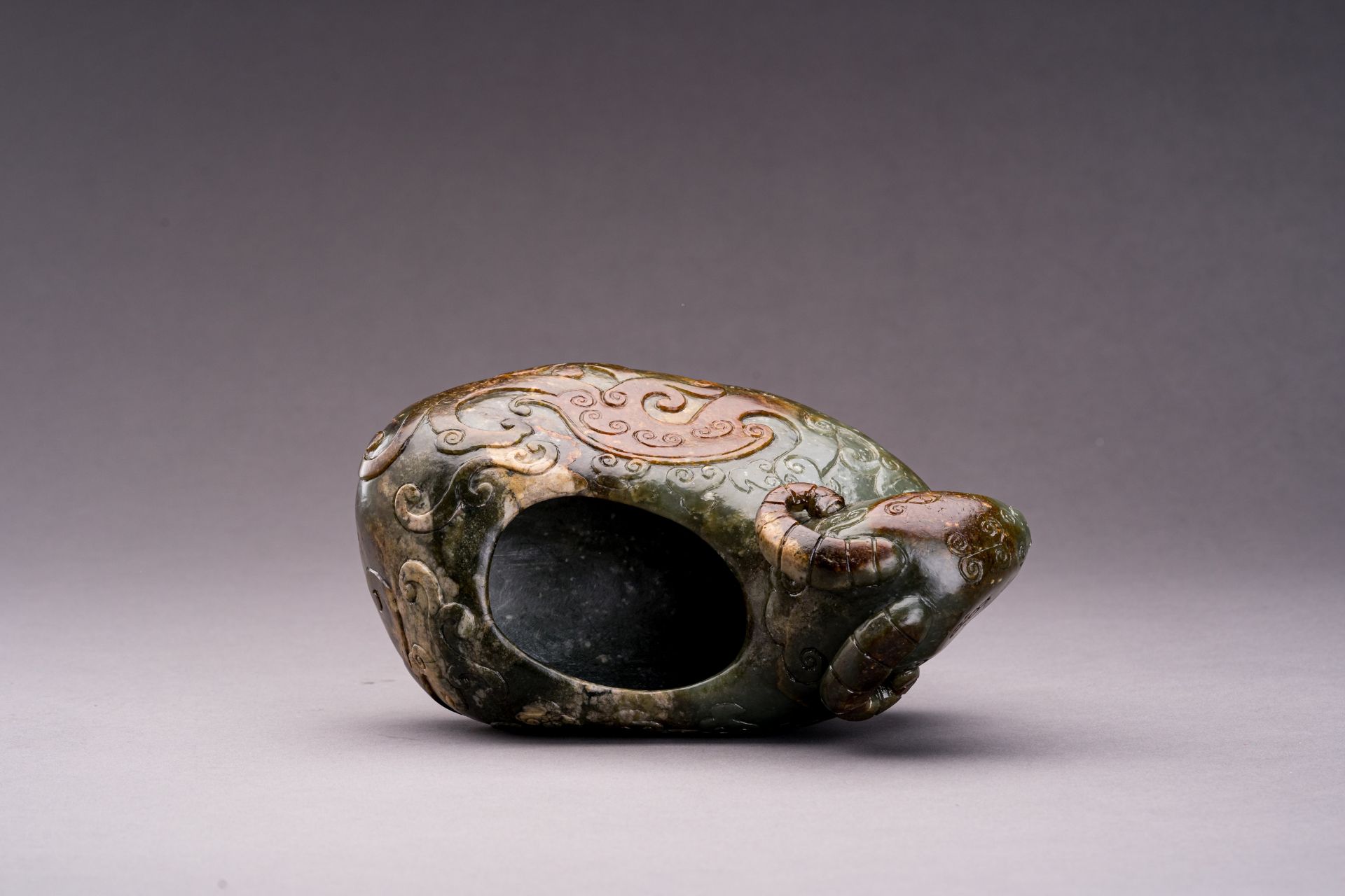 AN ARCHAISTIC SPINACH GREEN AND RUSSET JADE 'RAM' VESSEL - Bild 7 aus 8