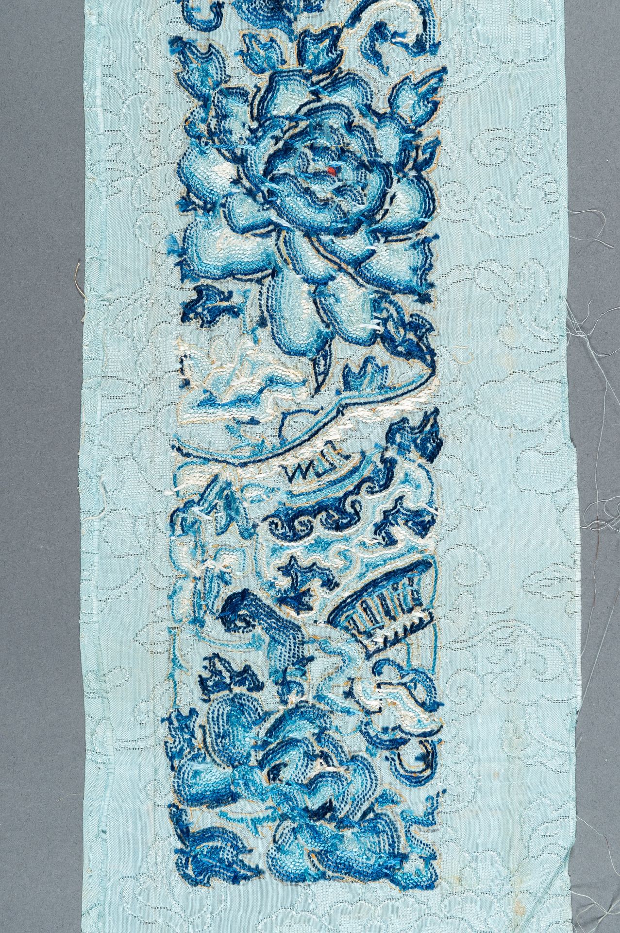 AN UNCUT 'AUSPICIOUS FLOWERS' PAIR OF SILK SLEEVE BANDS, QING - Bild 10 aus 10