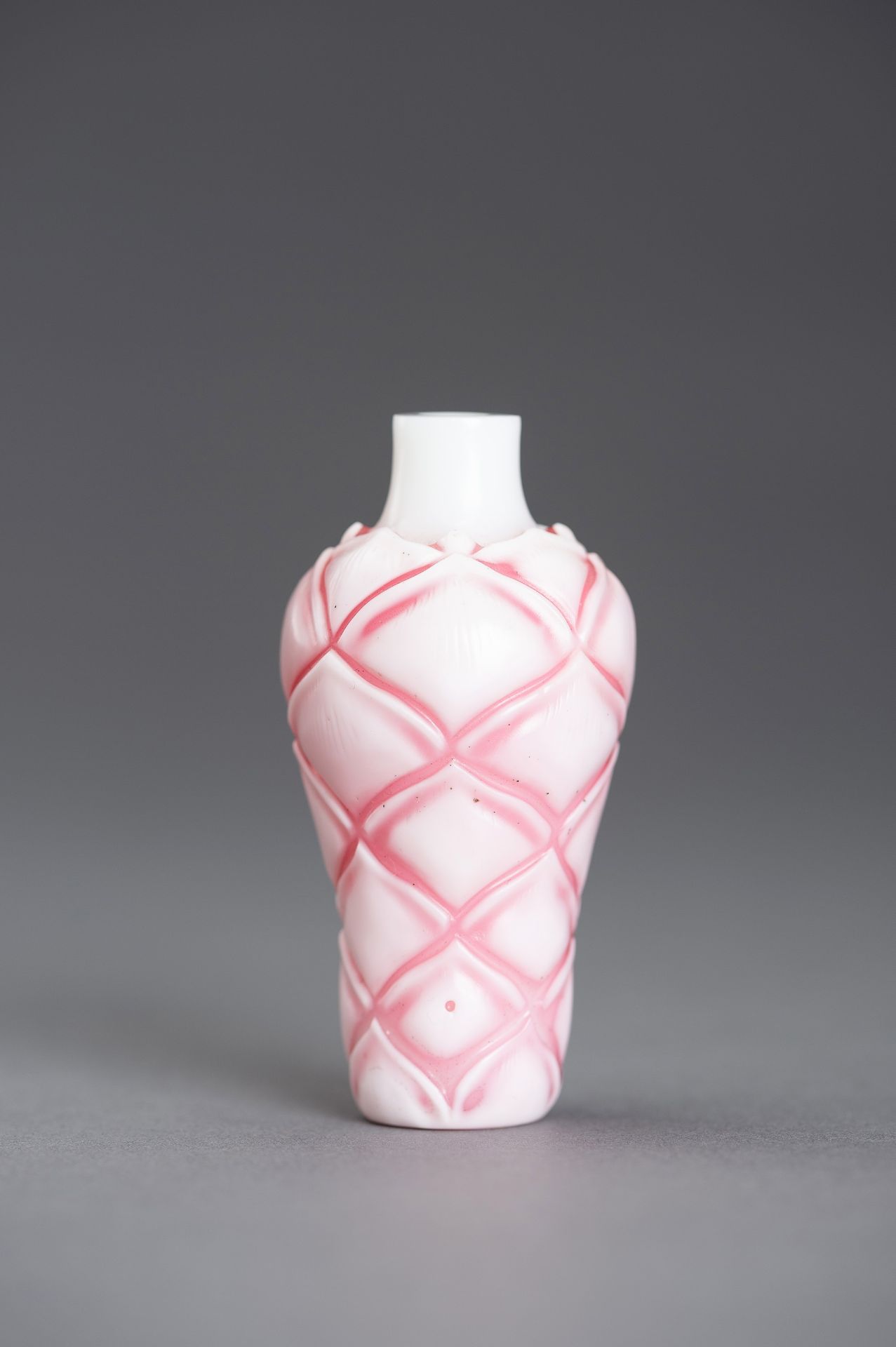 A SANDWICHED PINK GLASS 'LOTUS' SNUFF BOTTLE - Image 5 of 11