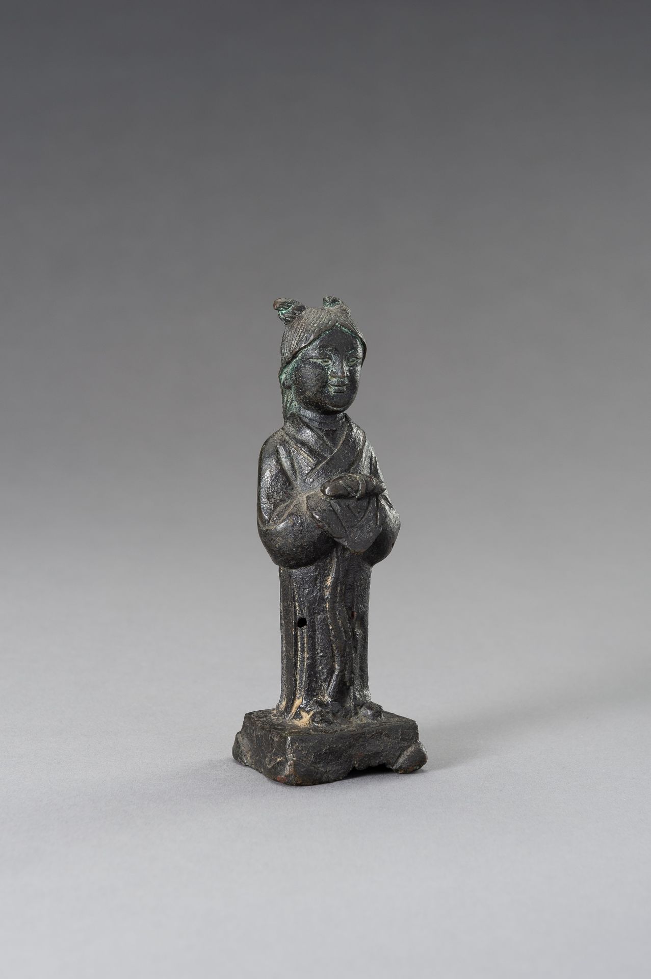 A MINIATURE BRONZE FIGURE OF A LADY, QING DYNASTY - Image 5 of 8