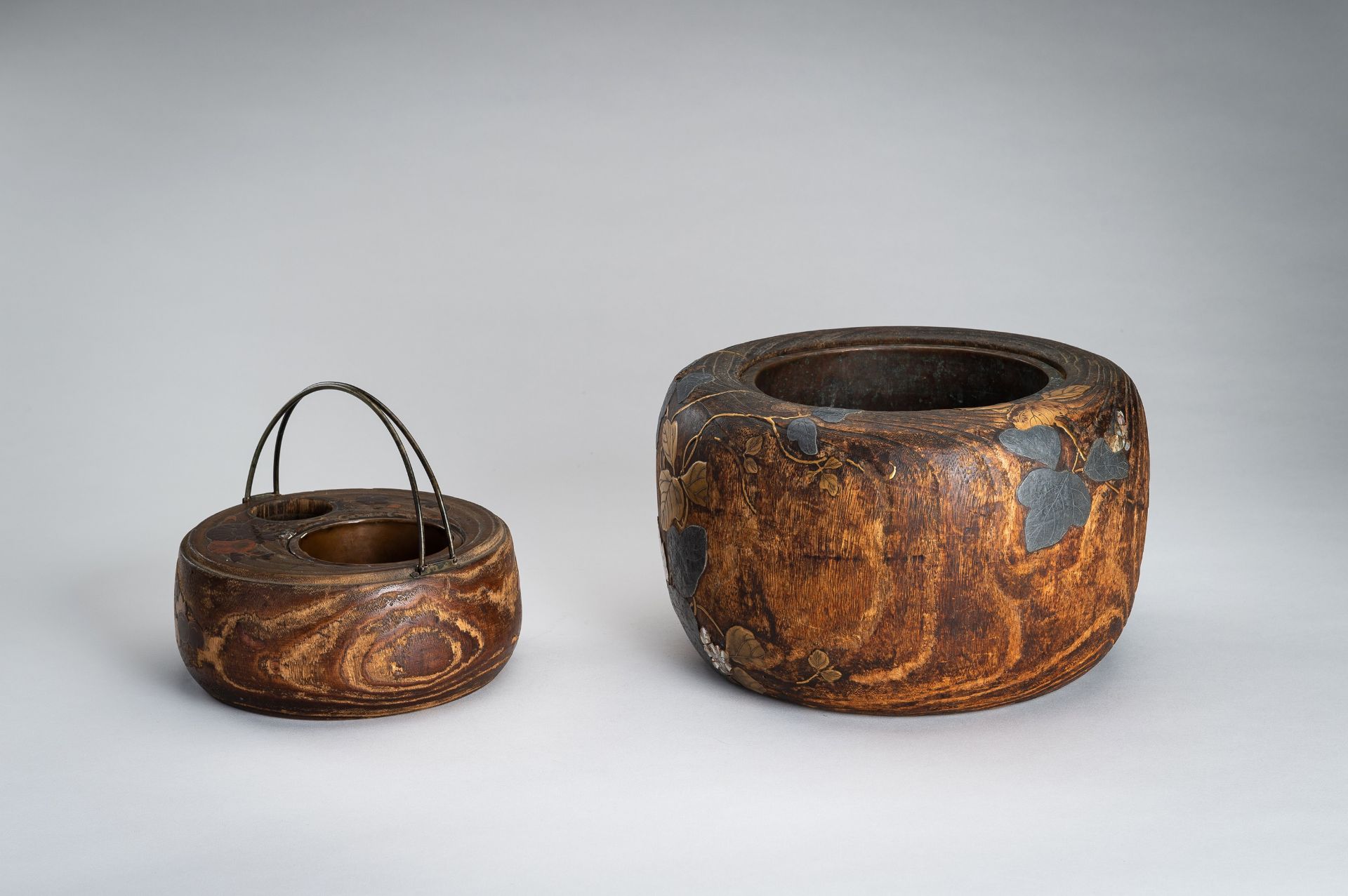 A LOT WITH TWO LACQUERED AND INLAID WOOD HIBACHI (BRAZIER), EDO - Image 15 of 18