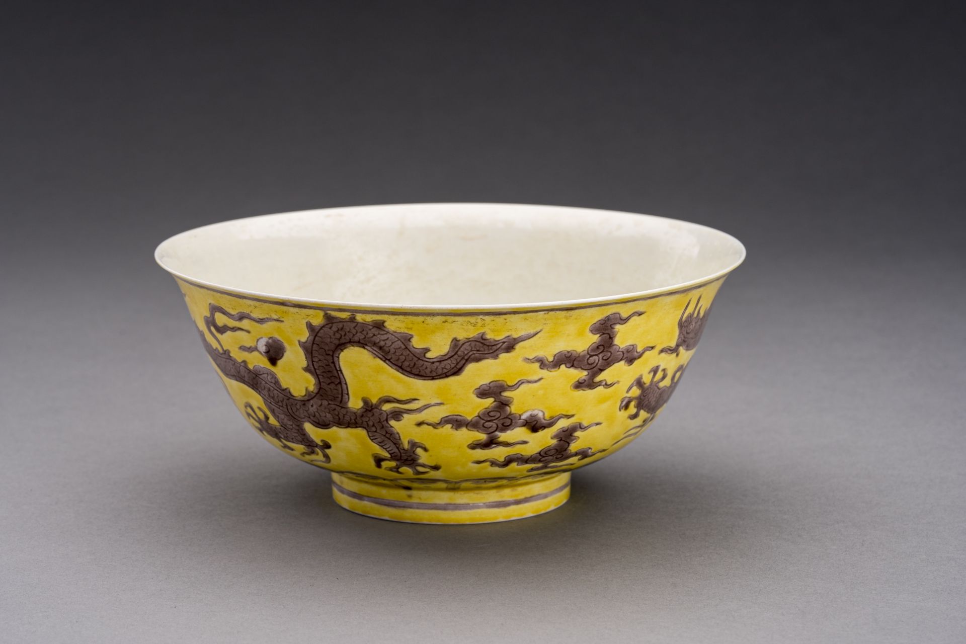 A YELLOW GROUND AUBERGINE-ENAMELED 'DRAGON' PORCELAIN BOWL - Image 3 of 9