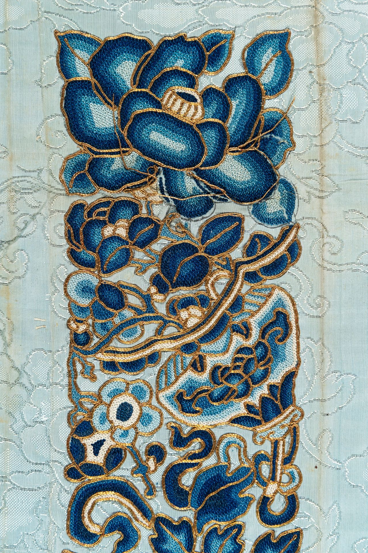 AN UNCUT 'AUSPICIOUS FLOWERS' PAIR OF SILK SLEEVE BANDS, QING - Bild 3 aus 10