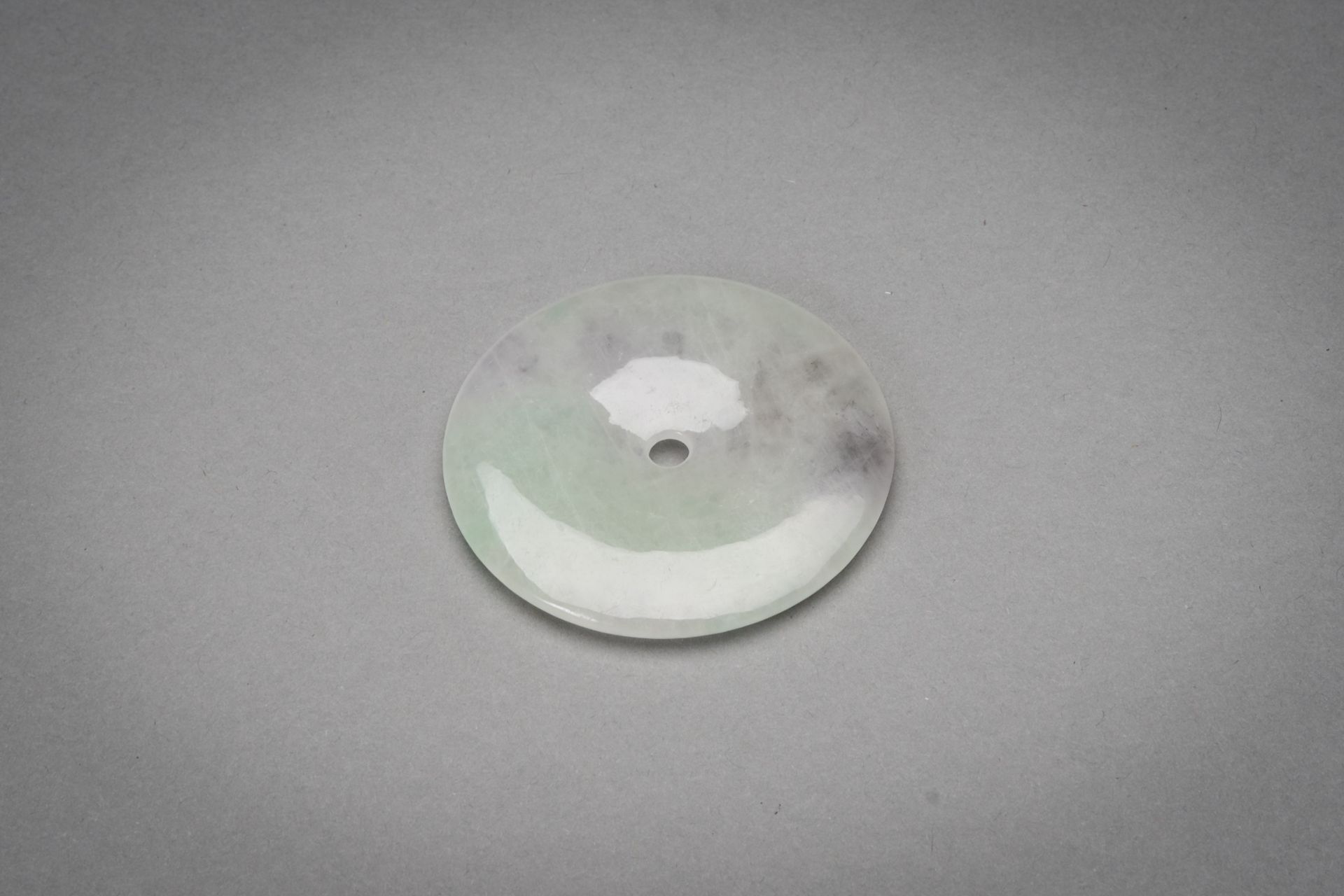 AN ICY HARDSTONE DISC PENDANT - Bild 3 aus 5