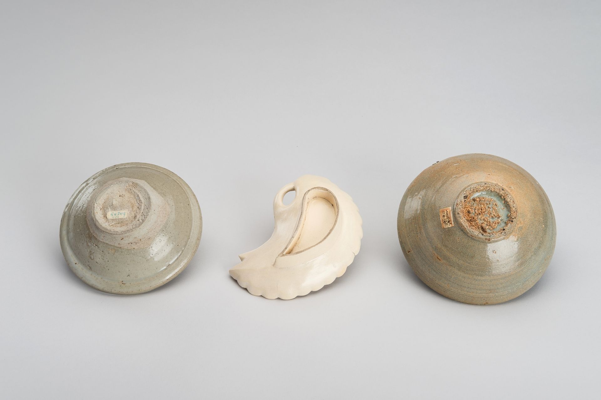 A GROUP OF THREE GLAZED CERAMIC ITEMS - Image 13 of 16