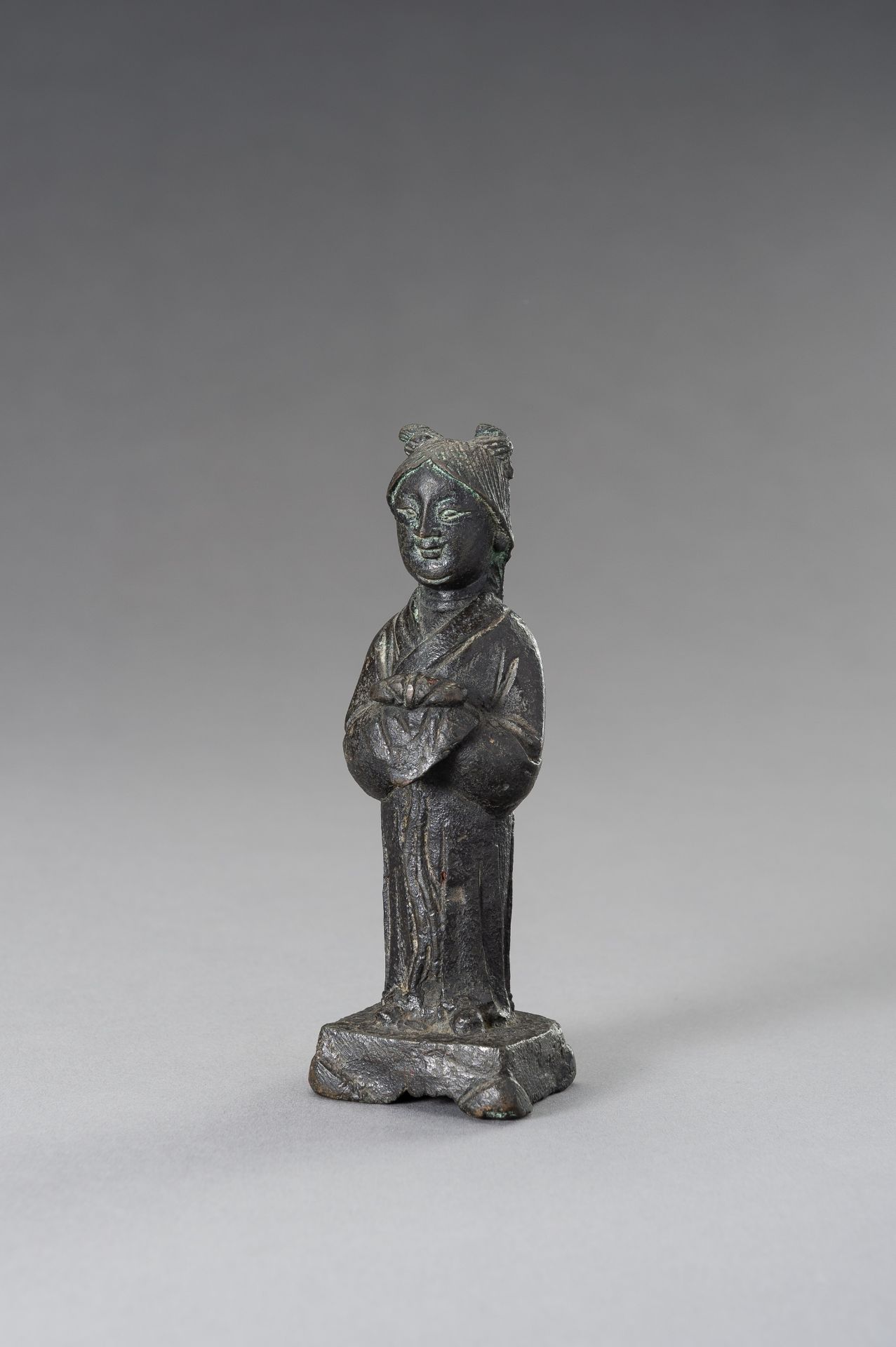 A MINIATURE BRONZE FIGURE OF A LADY, QING DYNASTY - Image 2 of 8