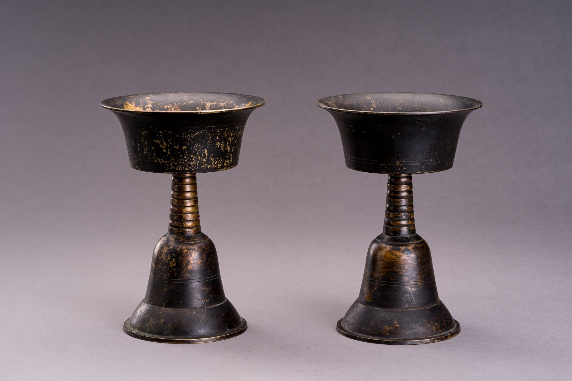 TWO LARGE TIBETAN BRONZE BUTTER LAMPS - Bild 2 aus 6