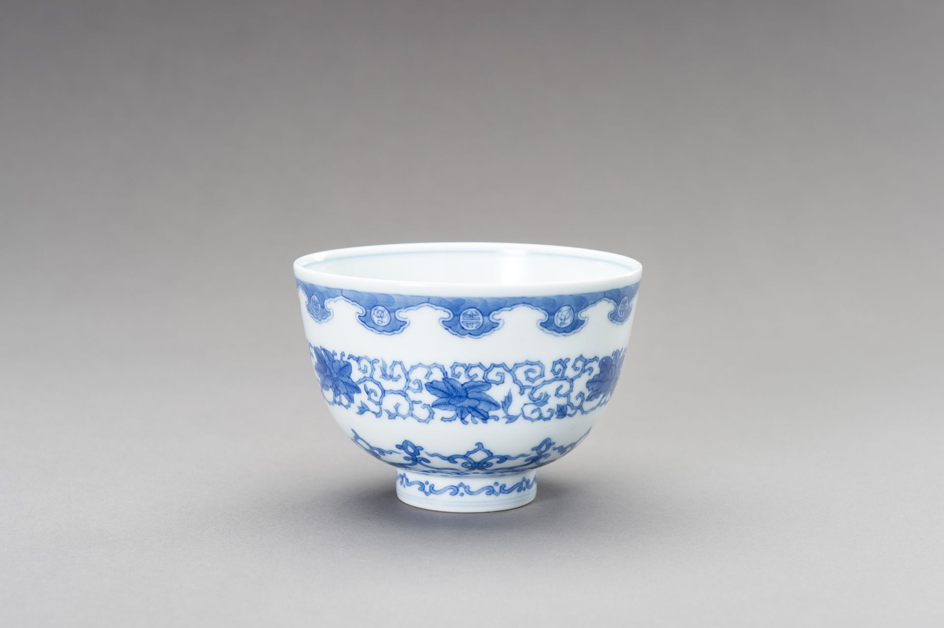 A BLUE AND WHITE KANGXI REVIVAL BOWL, LATE QING TO REPUBLIC - Image 4 of 11