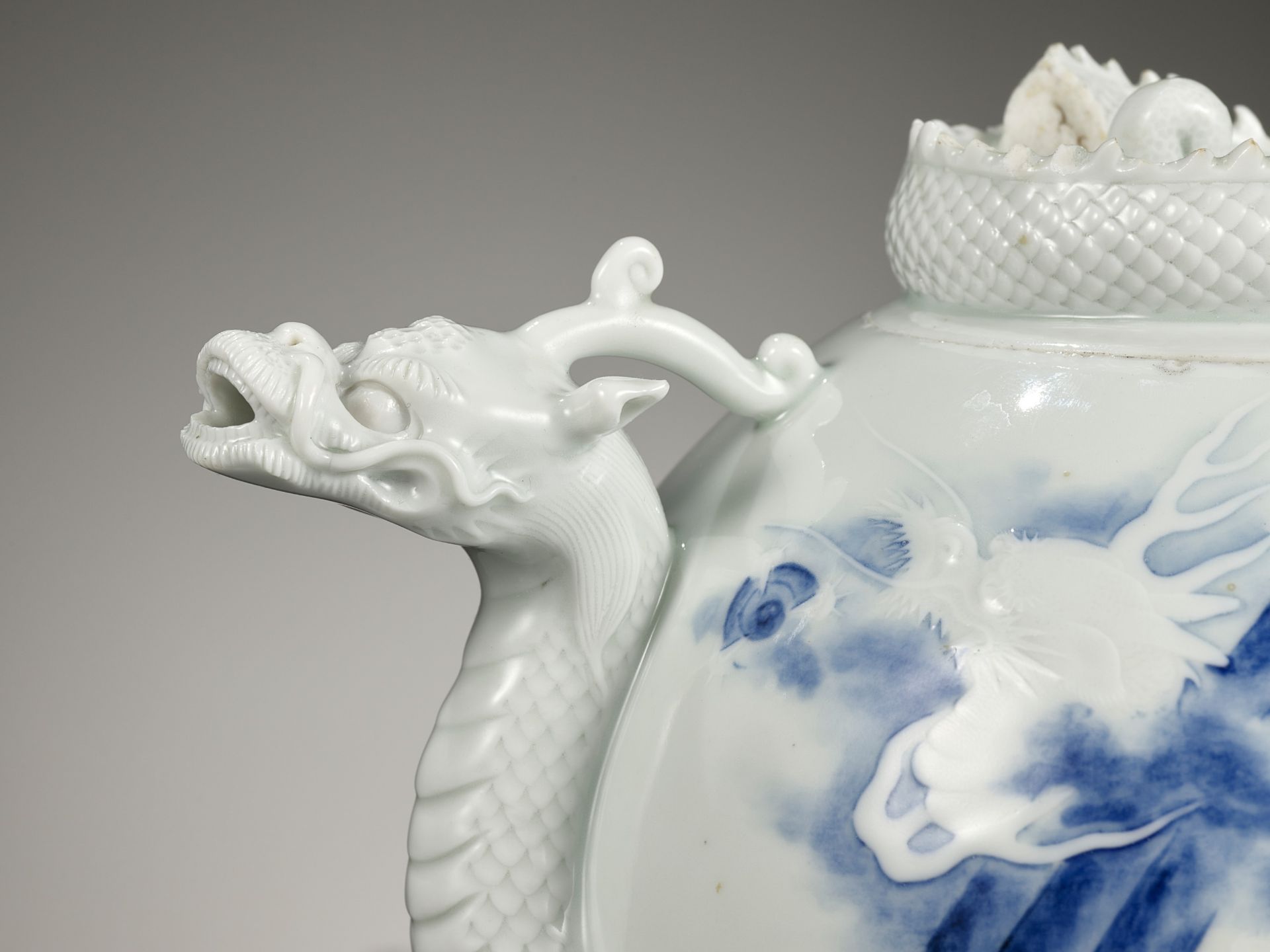 A HIRADO BLUE AND WHITE 'DRAGON' EWER AND COVER - Image 2 of 12