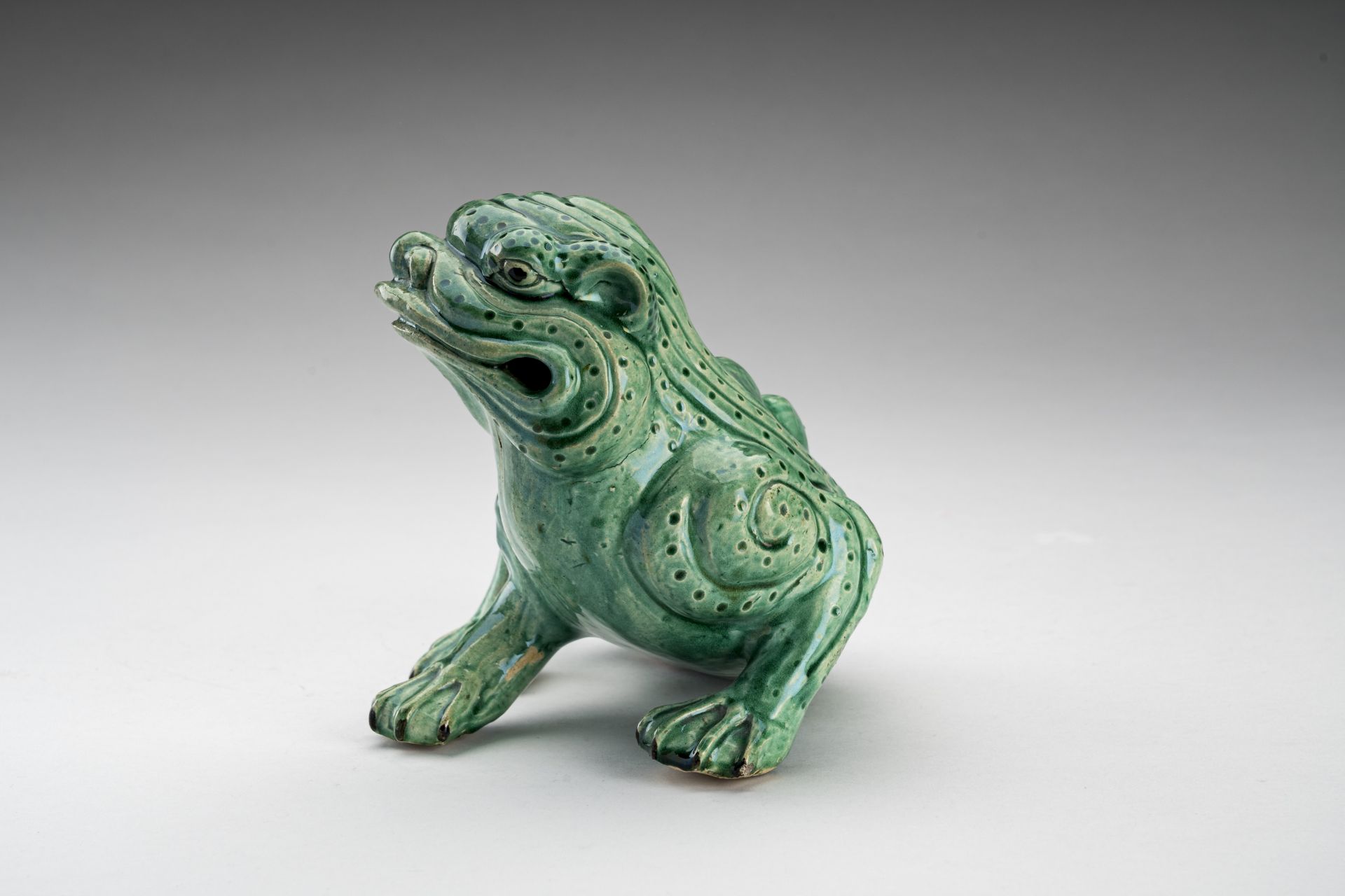 A RARE GREEN GLAZED POTTERY FIGURE OF THE THREE-LEGED TOAD - Image 6 of 9