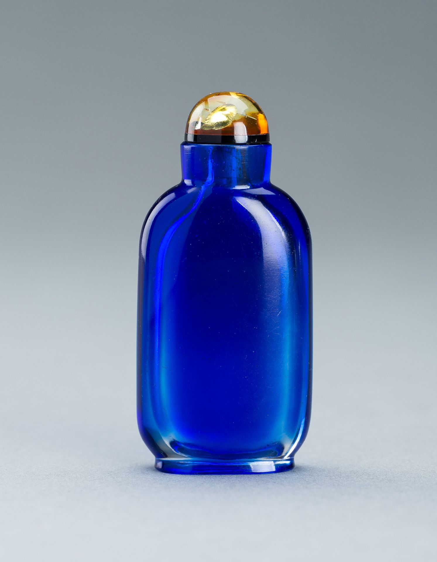 A SAPPHIRE-BLUE GLASS SNUFF BOTTLE, c. 1920s