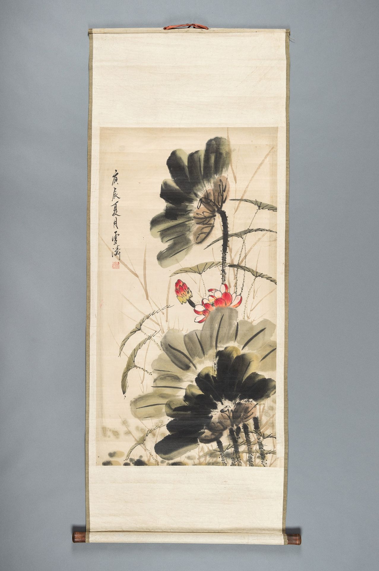 RED LOTUS, ATTRIBUTED TO WANG XUETAO (1903-1982) - Bild 2 aus 9