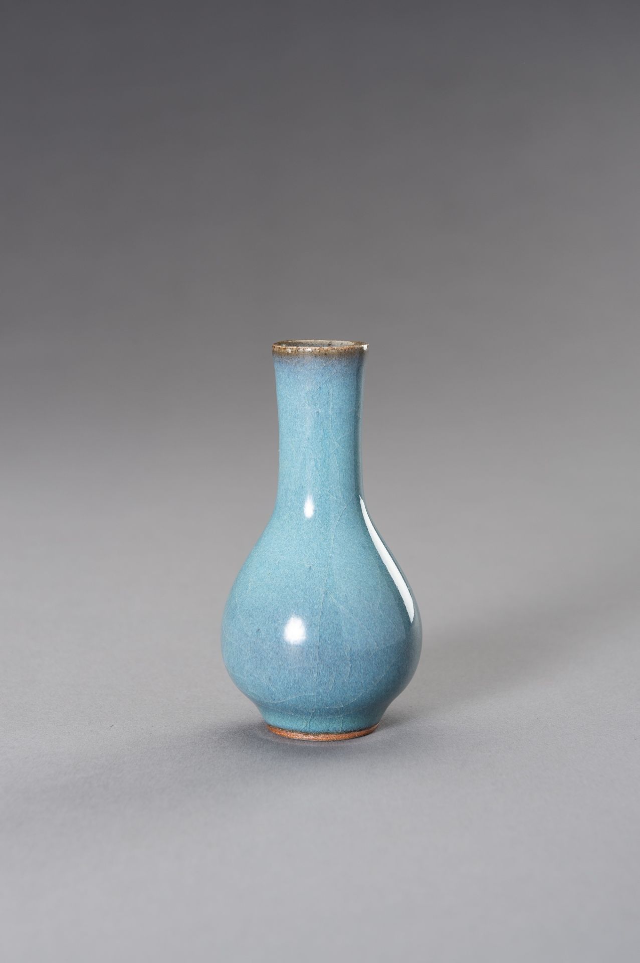 A MINIATURE JUN PURPLE-SPLASHED PORCELAIN BOTTLE VASE, REPUBLIC PERIOD - Bild 7 aus 8