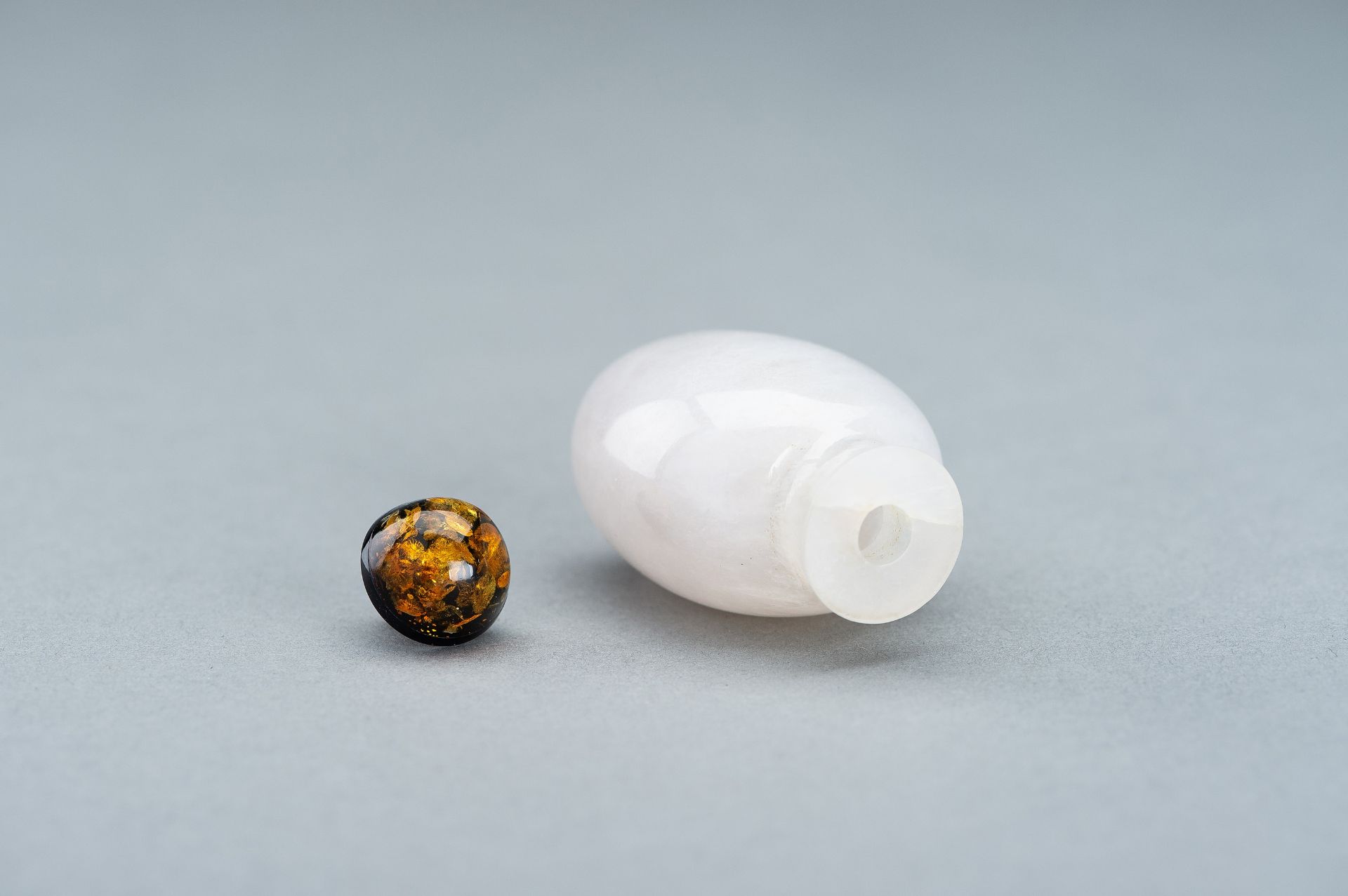 AN ICY-WHITE AGATE SNUFF BOTTLE, c. 1920s - Image 7 of 8