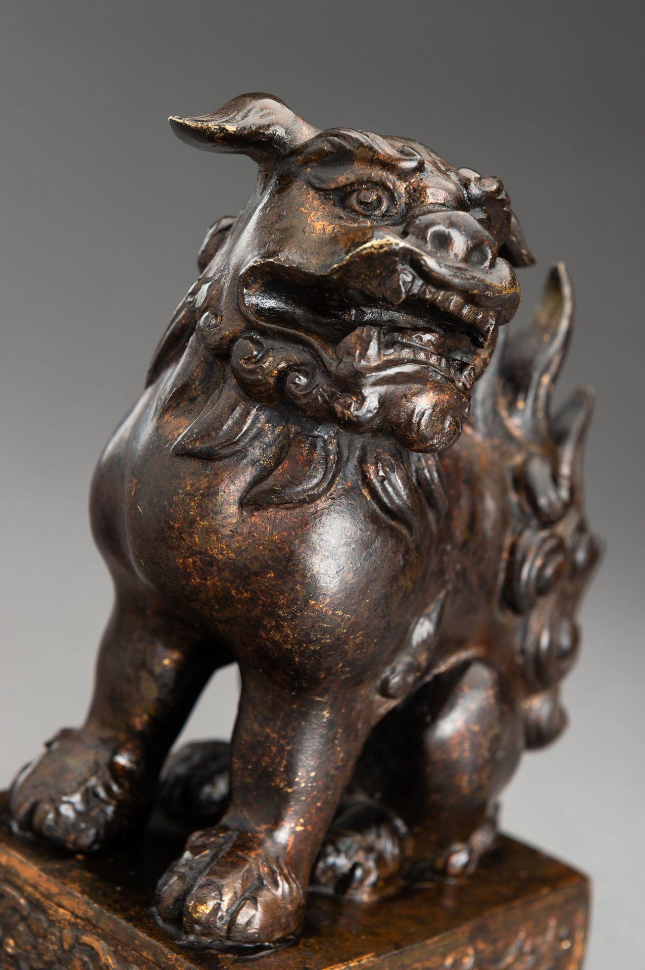 A LACQUER GILT BRONZE FIGURE OF A BUDDHIST LION, QING - Bild 3 aus 13