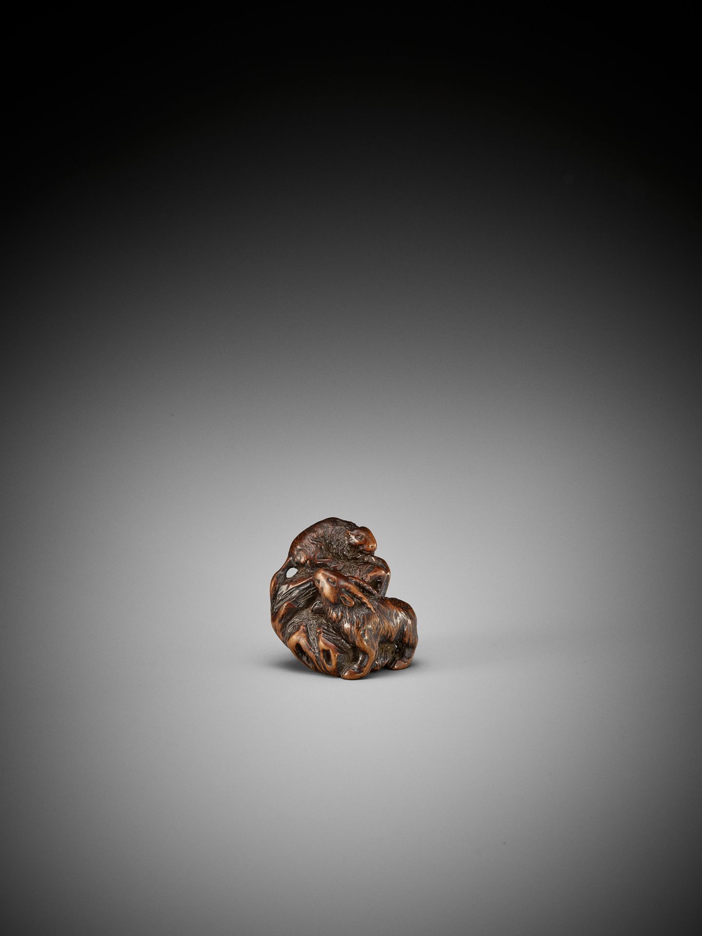 KOKEI: A RARE WOOD NETSUKE OF A GOAT AND YOUNG ON A ROCK - Bild 4 aus 14