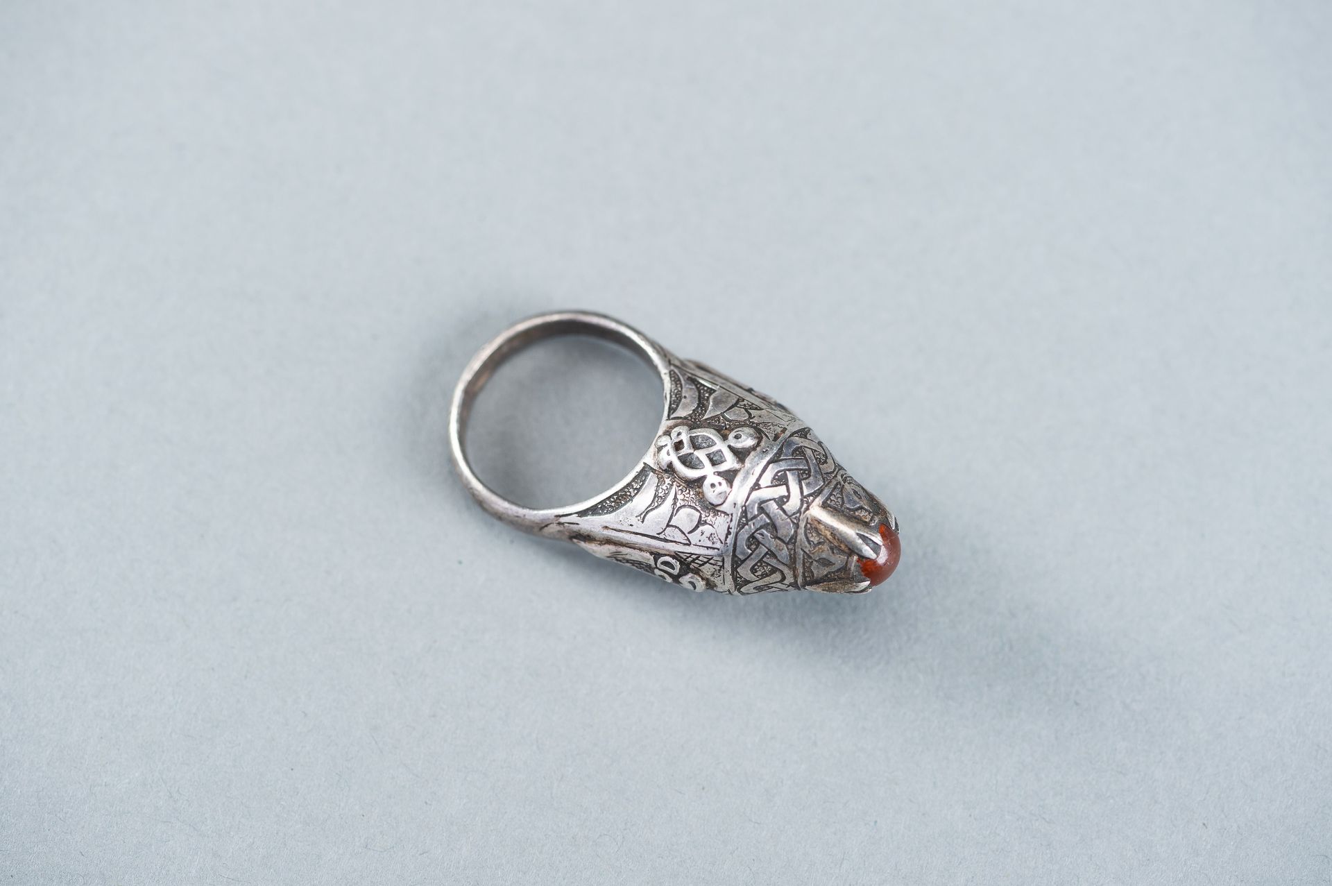 AN AGATE INSET PERSIAN SILVER RING - Image 3 of 10