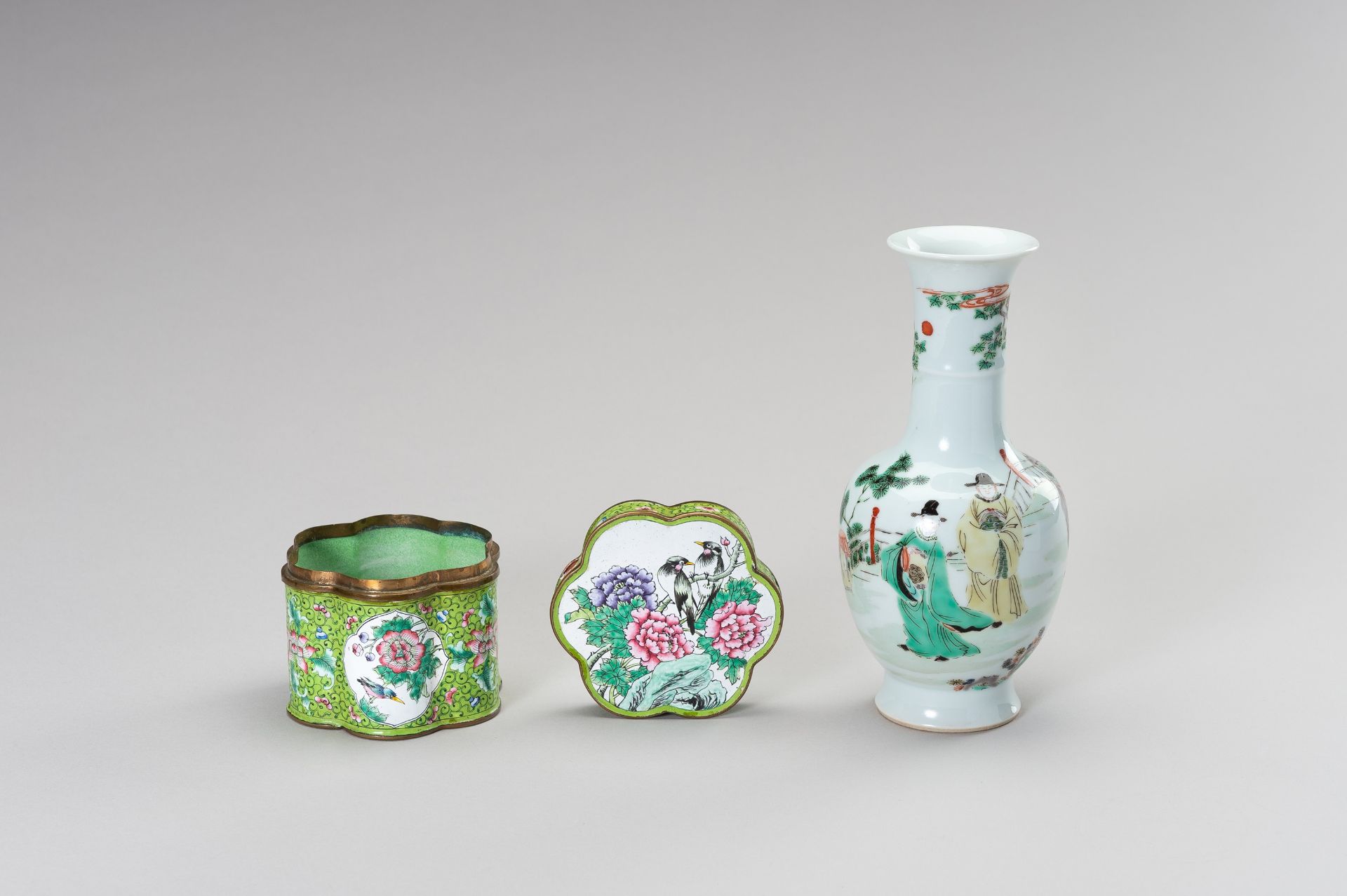 A LOBED ENAMEL BOX AND A FAMILLE VERTE VASE - Image 8 of 12