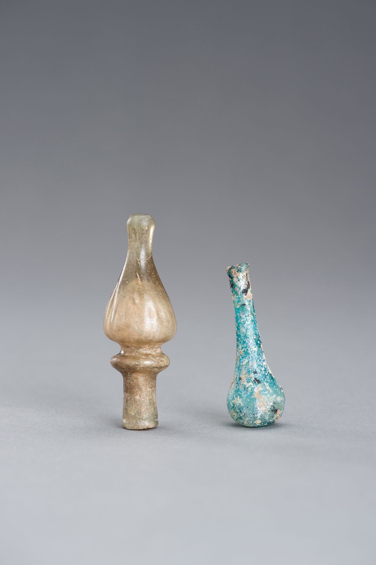 A GLASS STOPPER AND MINIATURE VASE - Bild 5 aus 11