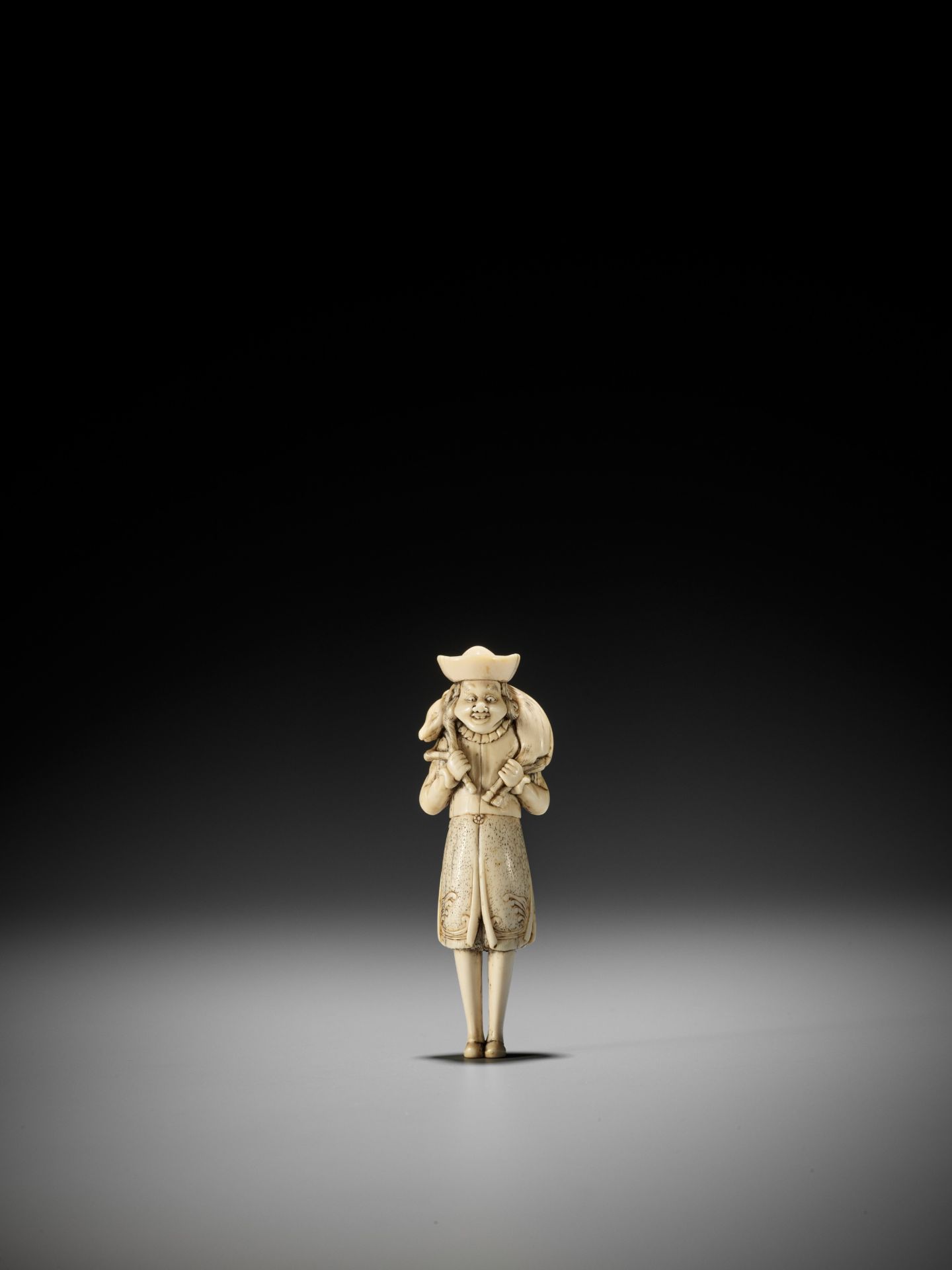 A SUPERB IVORY NETSUKE OF A DUTCHMAN - Image 7 of 17