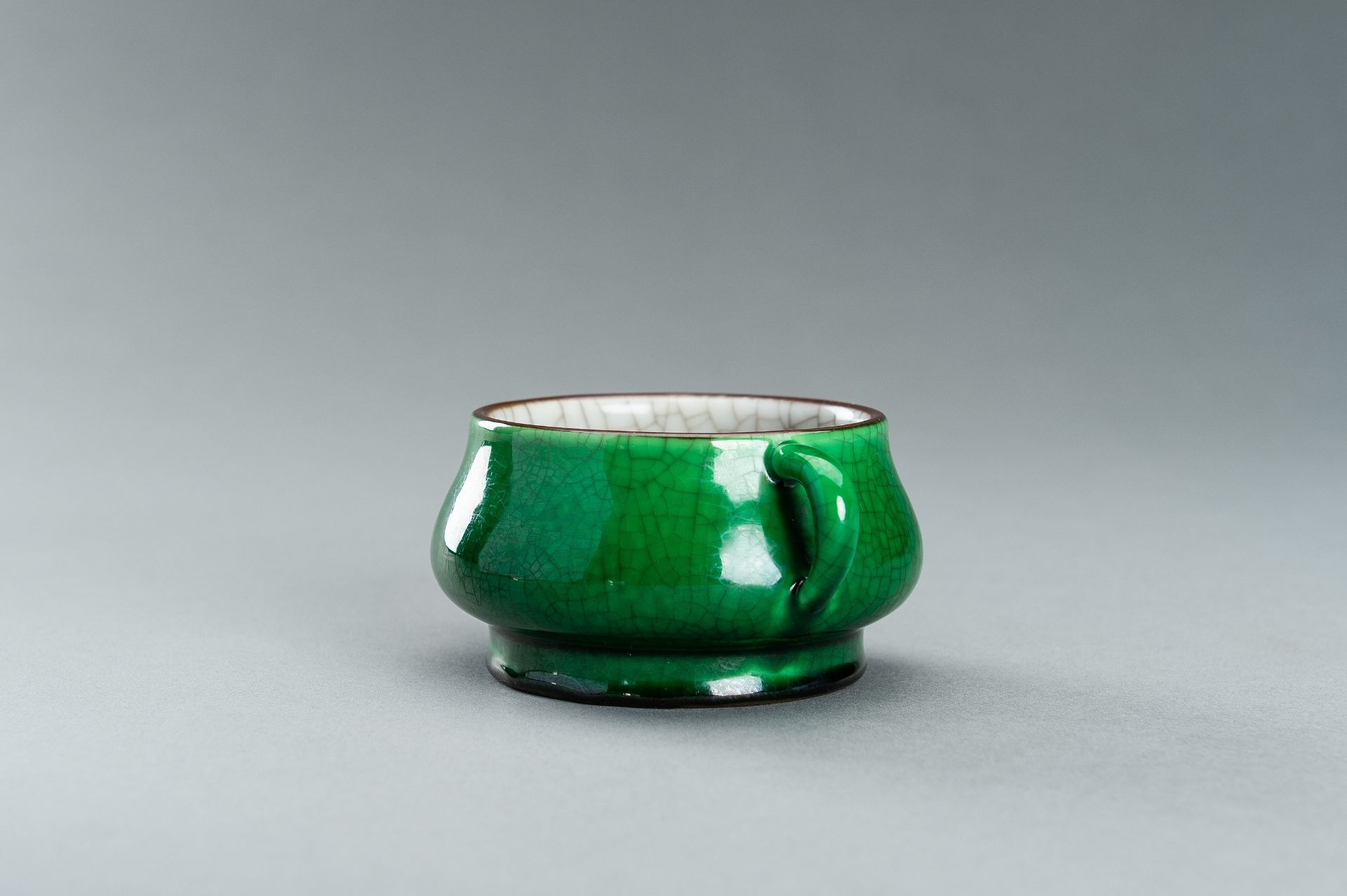 AN APPLE-GREEN GLAZED PORCELAIN CENSER, QING DYNASTY - Bild 6 aus 12