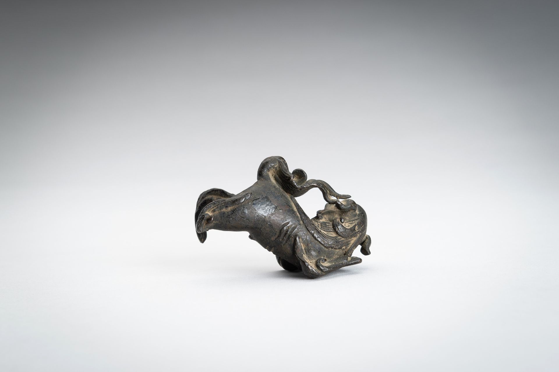 A BRONZE 'BUDDHIST LION' ORNAMENT, MING - Bild 9 aus 14