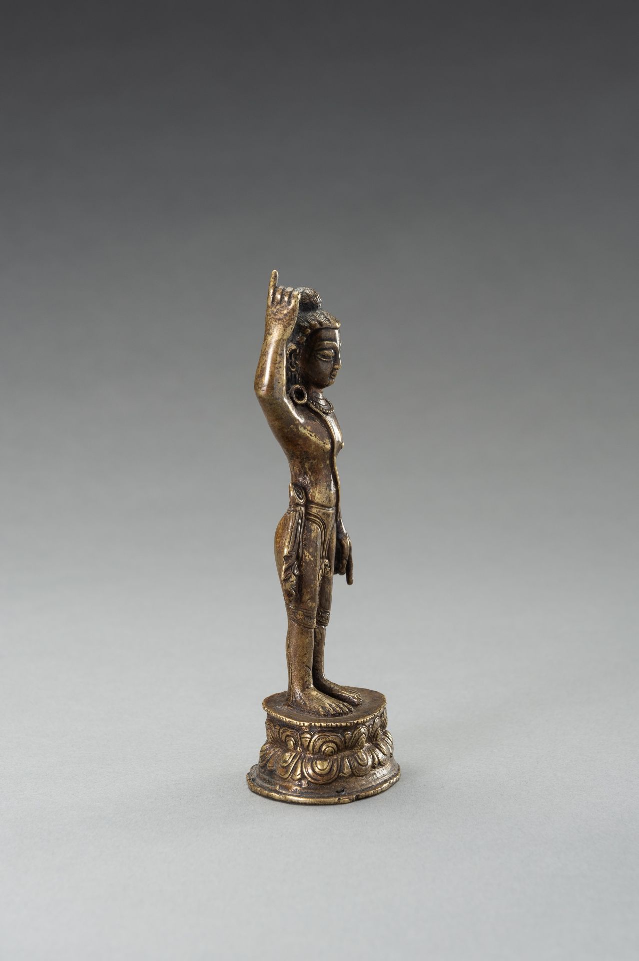 A BRONZE FIGURE OF THE INFANT BUDDHA SHAKYAMUNI, 19TH CENTURY - Image 6 of 8