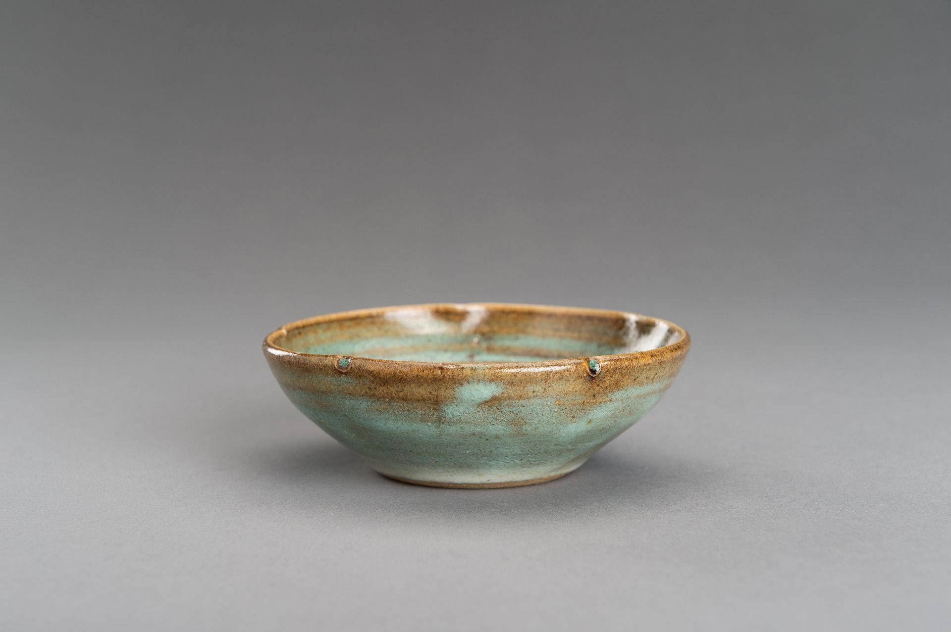 A LOBED TURQUOISE AND BROWN GLAZED CERAMIC BOWL - Image 8 of 12