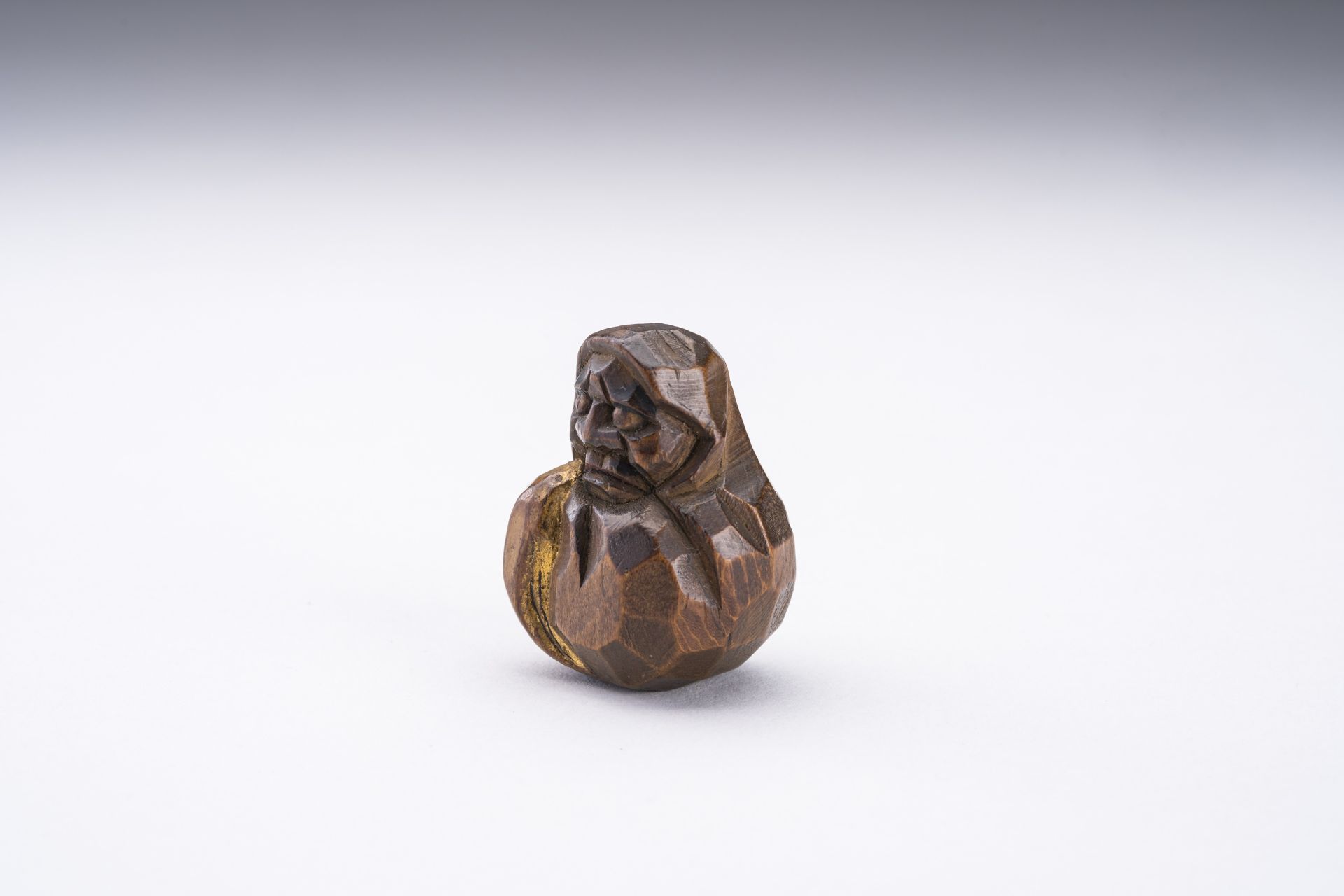 A HIDA SCHOOL WOOD NETSUKE AND A CERAMIC NETSUKE OF DARUMA - Image 7 of 10