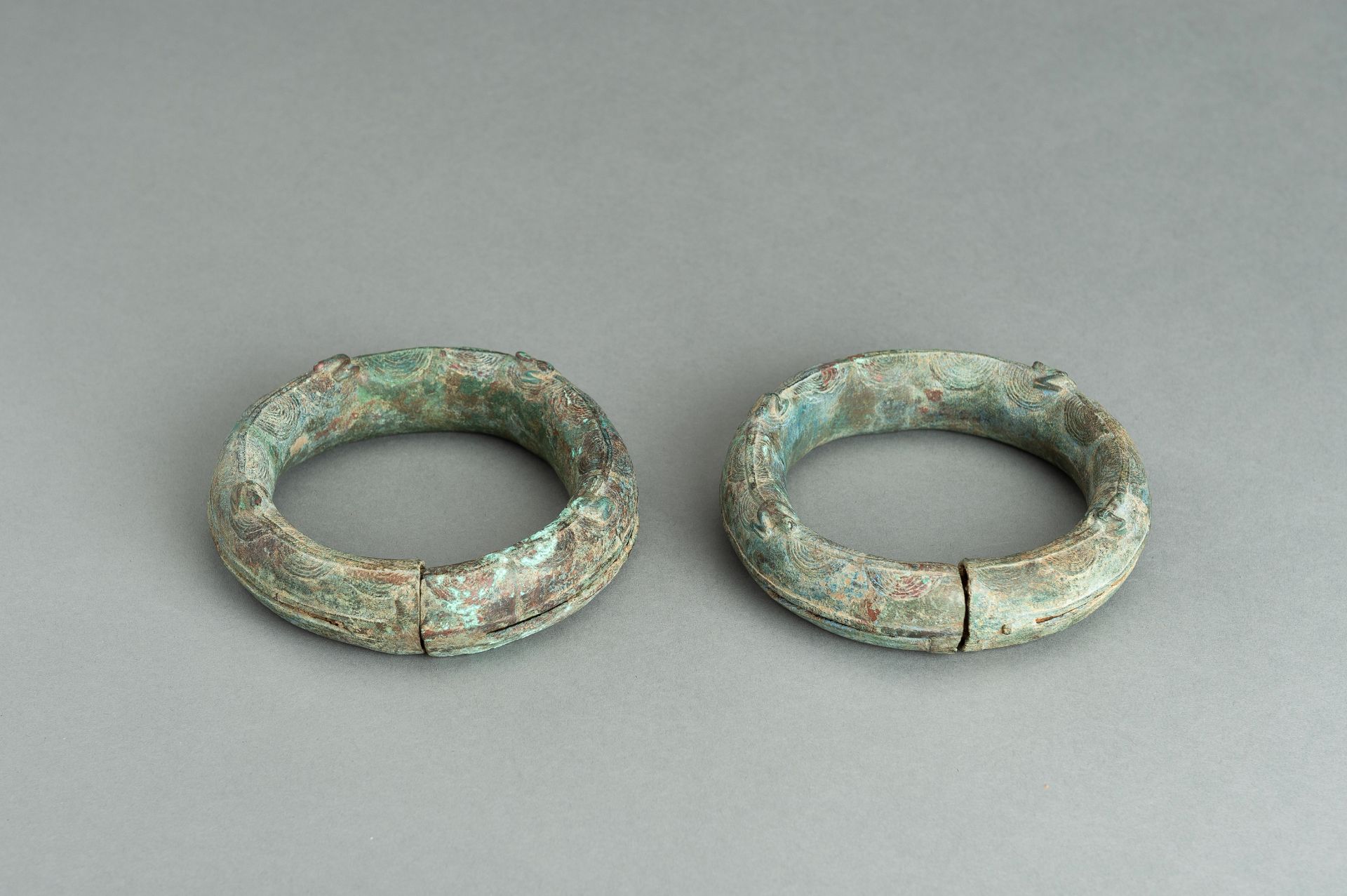 A PAIR OF BRONZE 'FROG' RITUAL BANGLES, DONG SON CULTURE - Bild 15 aus 15