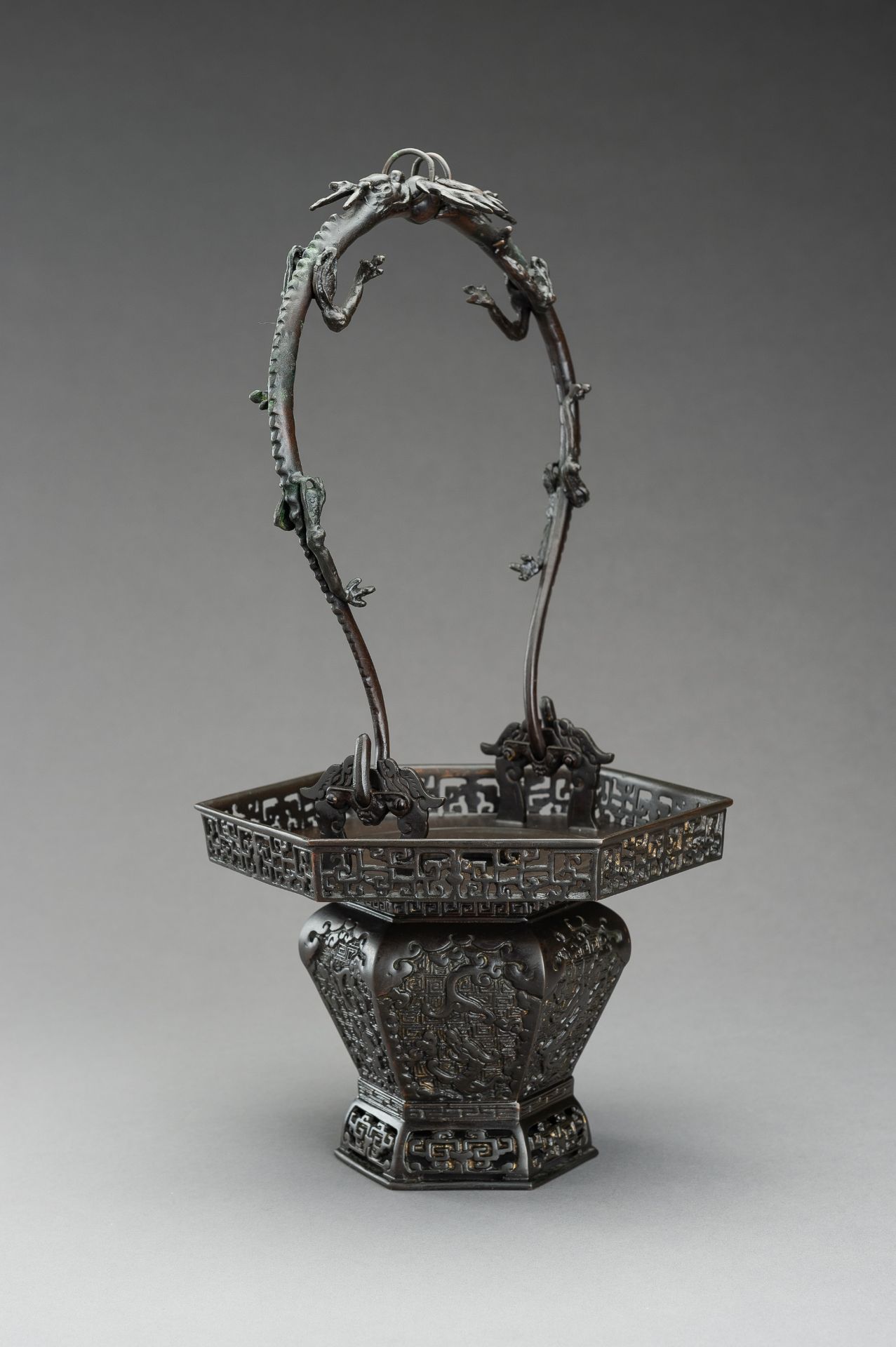 A BRONZE IKEBANA BASKET - Bild 6 aus 13