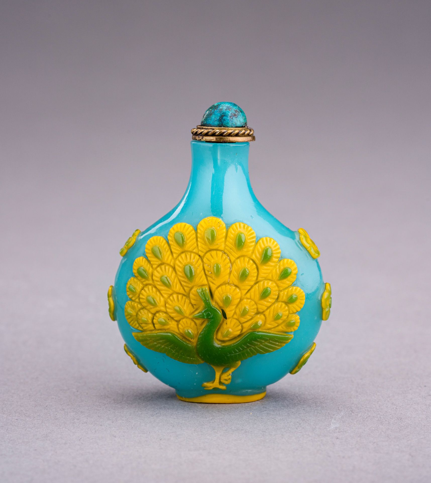 A YELLOW OVERLAY TURQUOISE GLASS 'PEACOCK' SNUFF BOTTLE