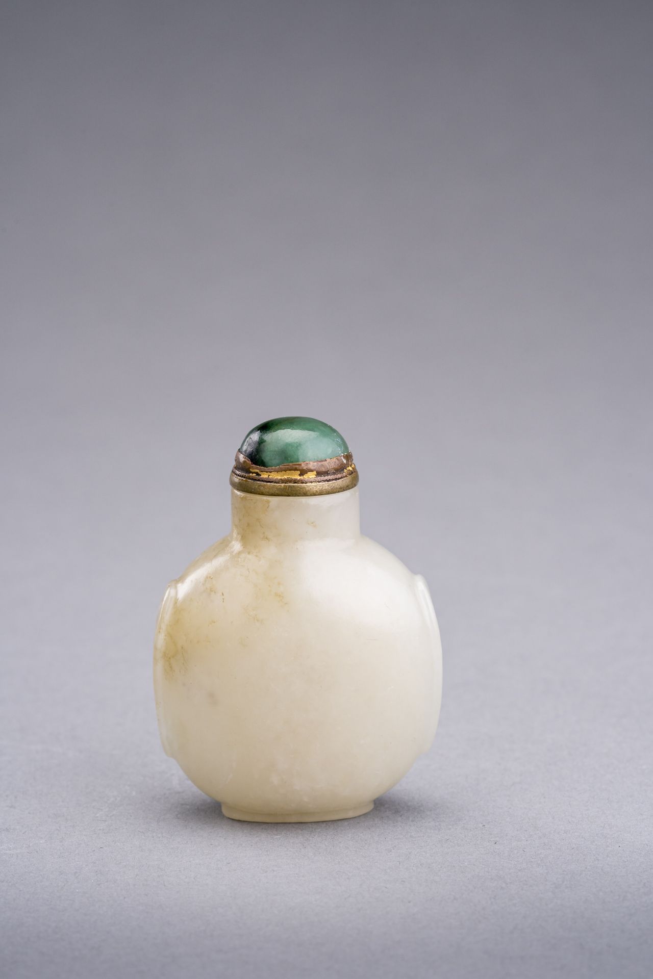 A CELADON JADE SNUFF BOTTLE, QING DYNASTY - Image 3 of 6