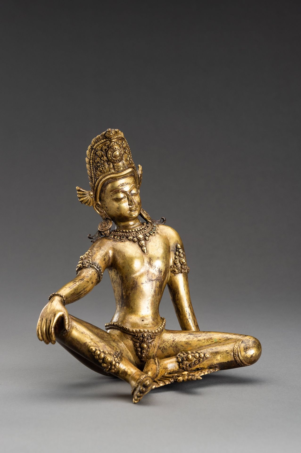 A GILT NEPALI BRONZE FIGURE OF INDRA, 1900s - Image 3 of 10