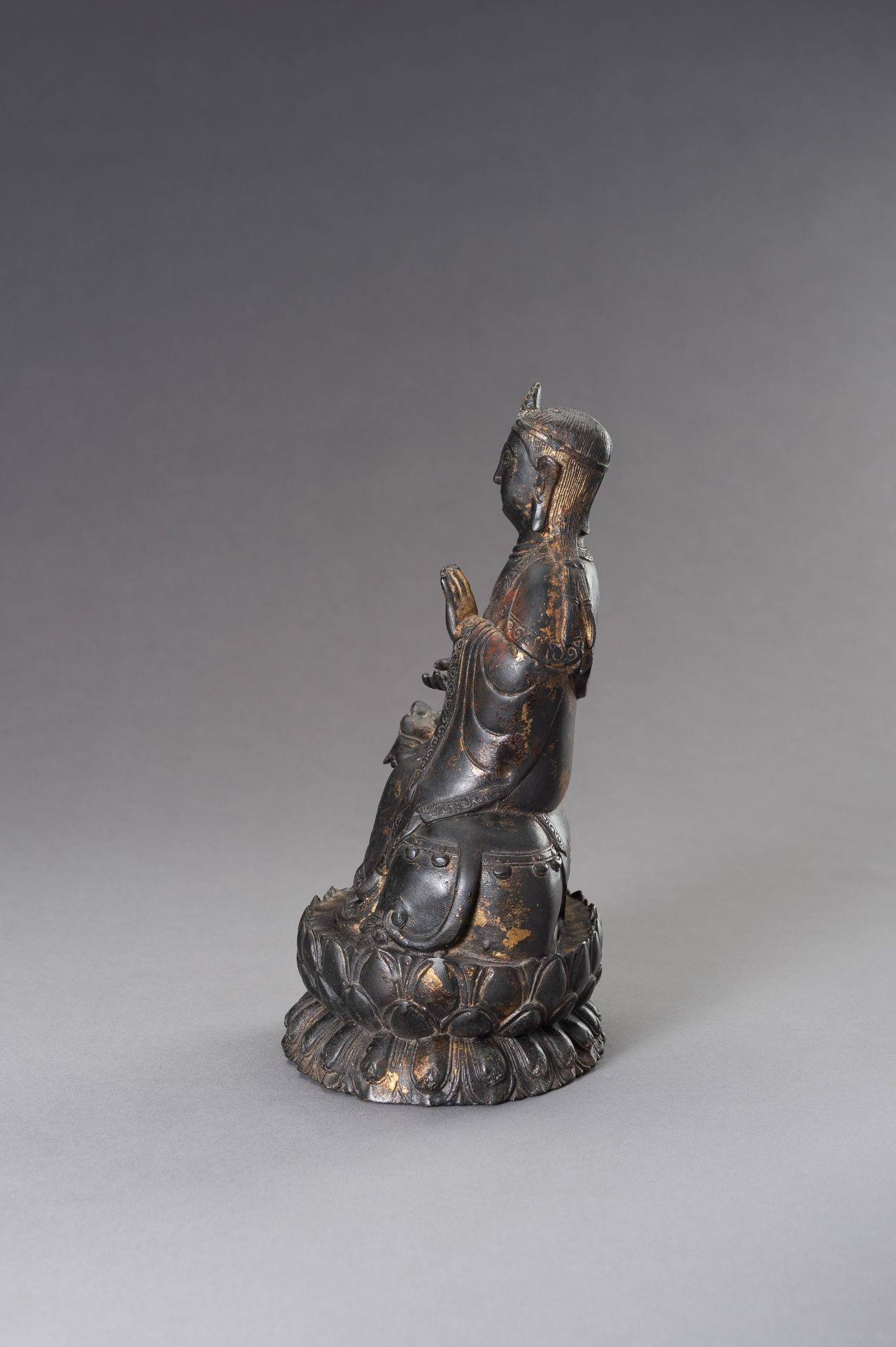 A BRONZE FIGURE OF MANJUSHRI SEATED ON A LION, 20TH CENTURY - Image 4 of 8