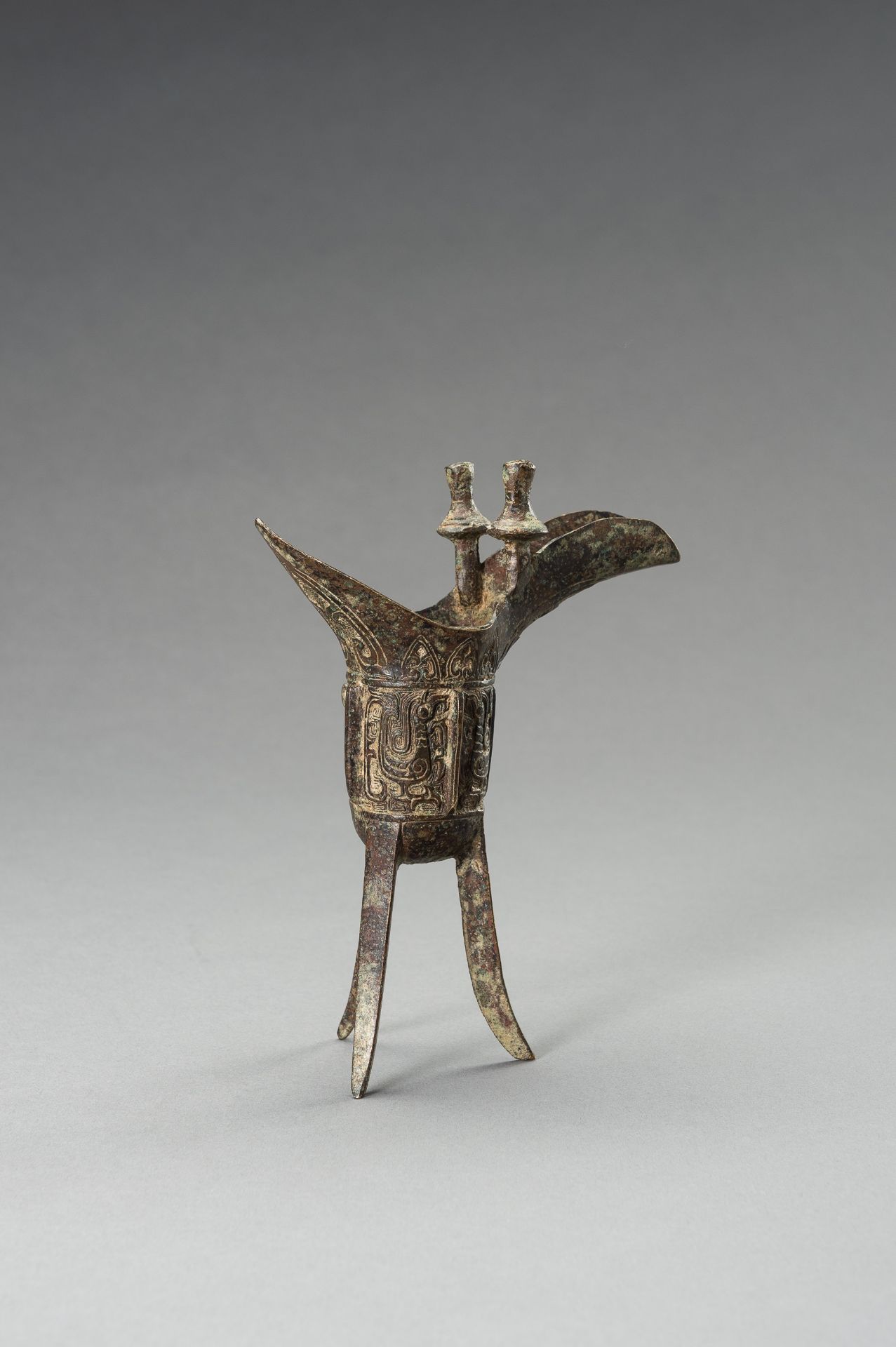 AN ARCHAISTIC SHANG-STYLE BRONZE RITUAL TRIPOD WINE VESSEL, JUE - Image 6 of 9