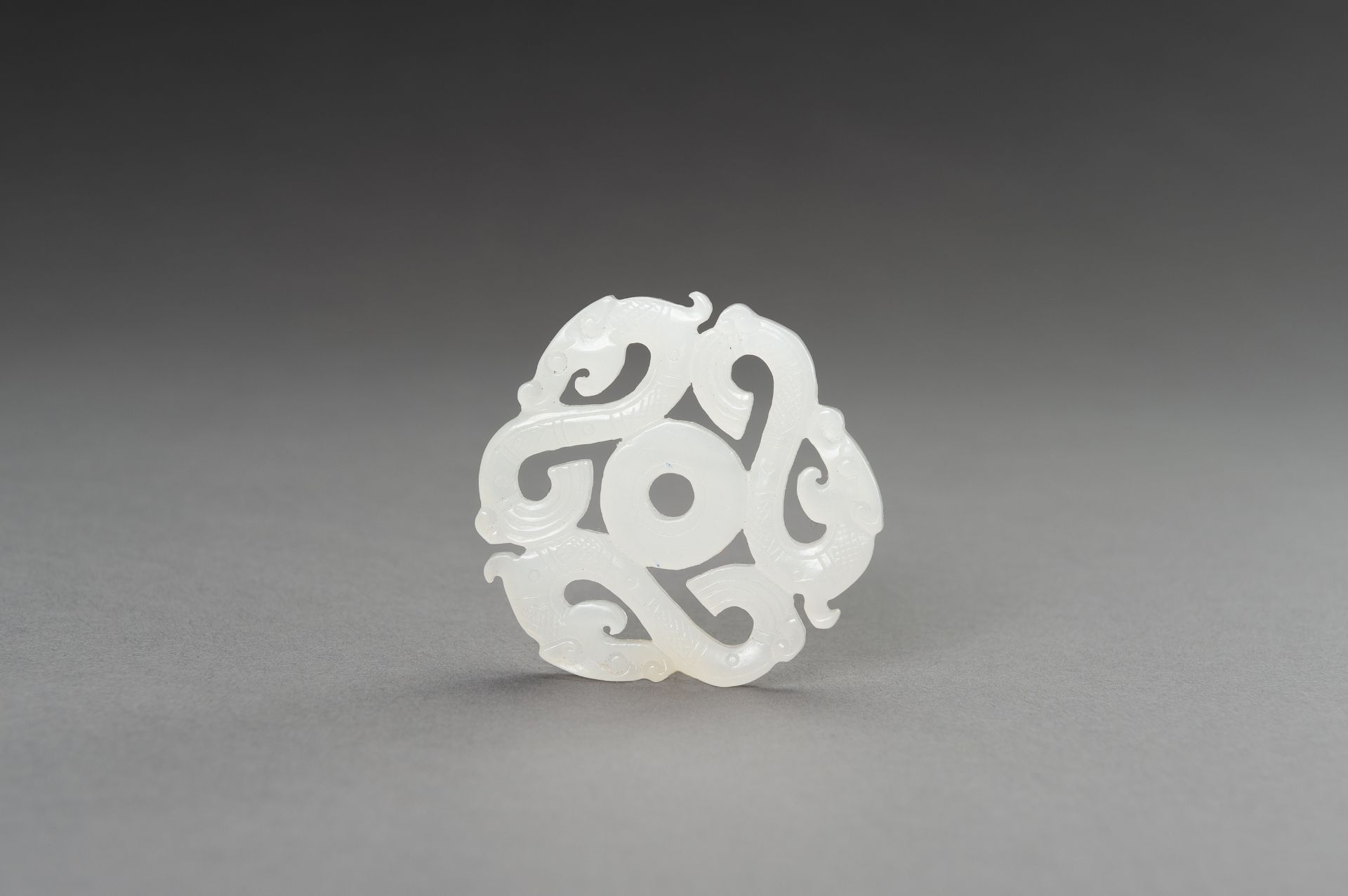 AN ARCHAISTIC WHITE JADE 'DRAGON' PENDANT - Image 6 of 9