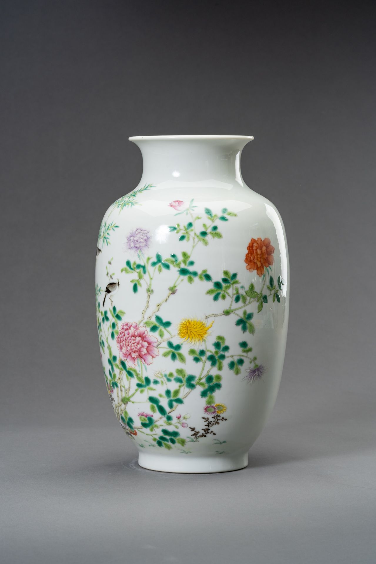 A FAMILLE ROSE 'BIRDS AND FLOWERS' OVOID VASE, HONGXIAN MARK, REPUBLIC - Bild 2 aus 11