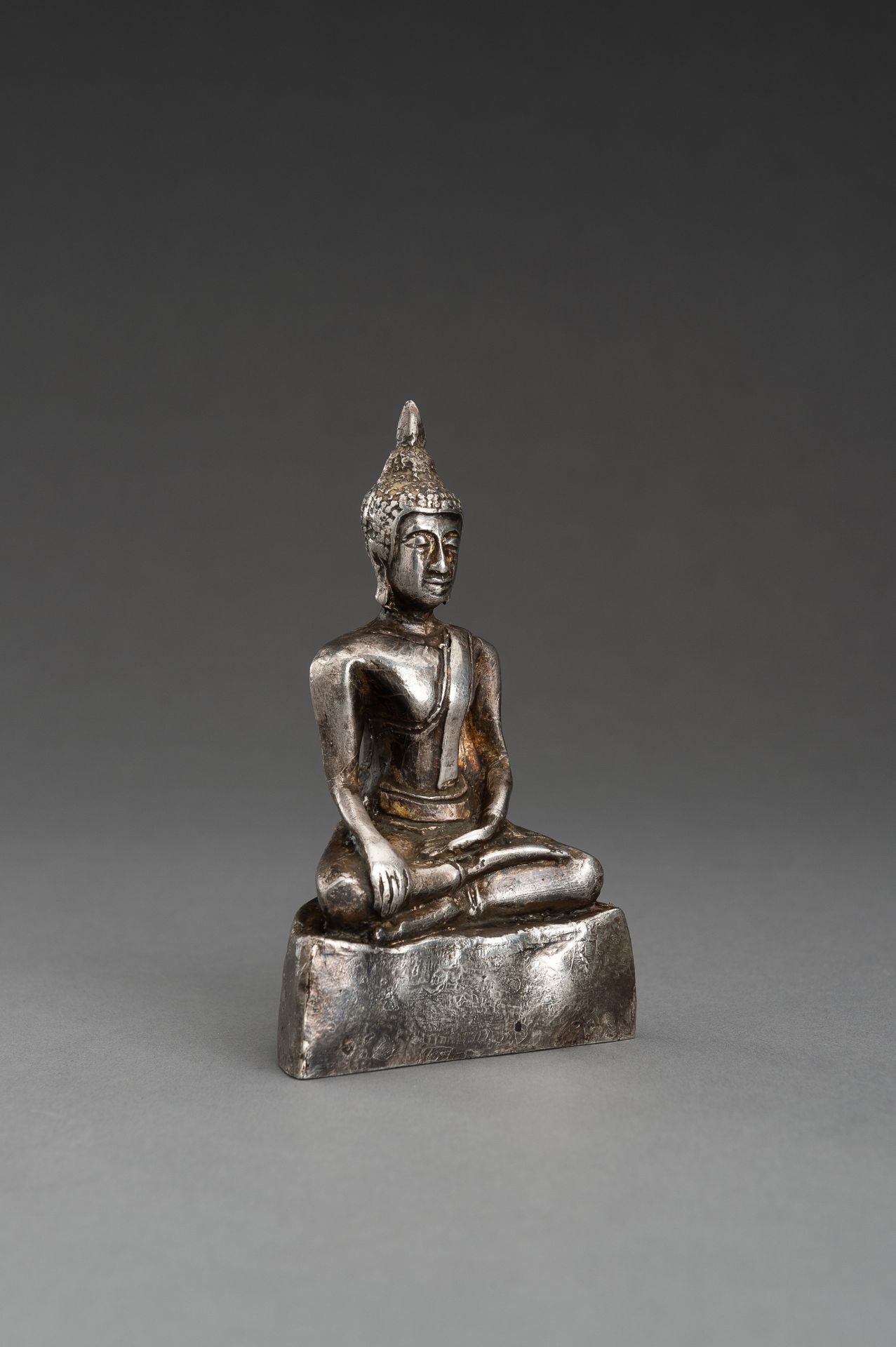 A THAI SILVER FOIL REPOUSSE FIGURE OF BUDDHA, 1920s - Bild 4 aus 9