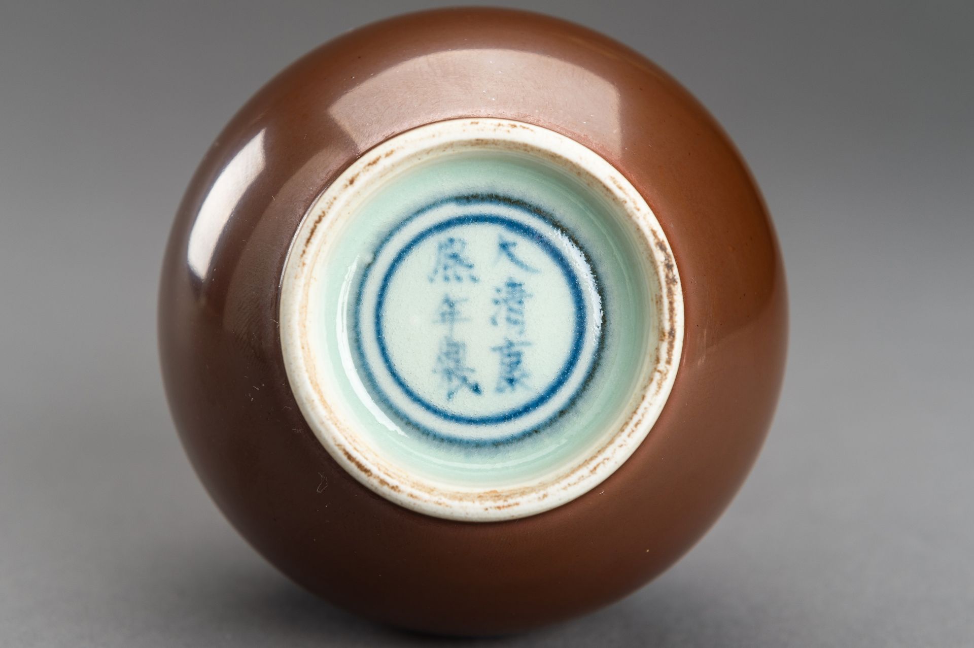 A PERSIMMON GLAZED PORCELAIN VASE, DAN PING - Bild 11 aus 11