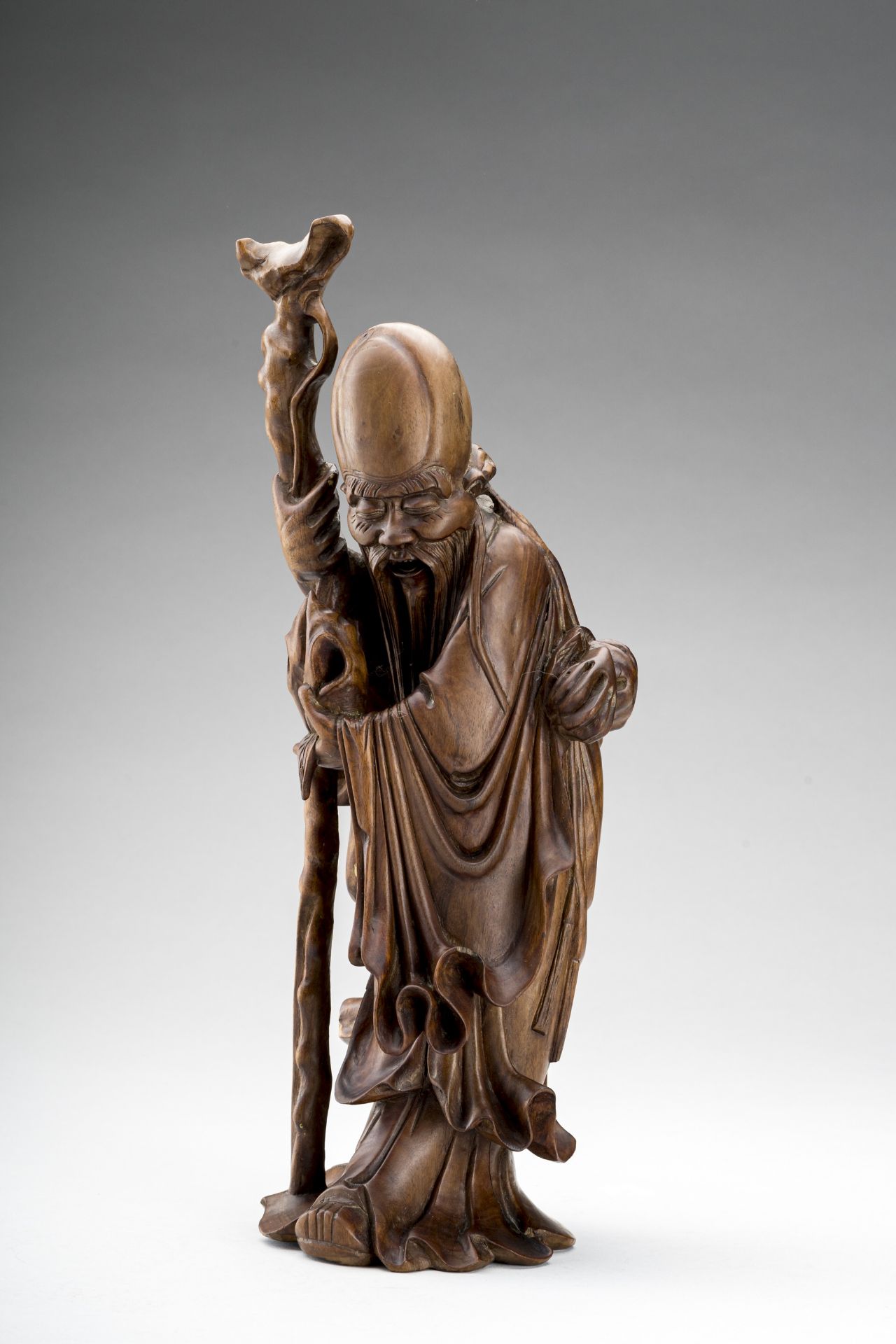 A CARVED WOOD FIGURE OF SHOULAO, c. 1900s - Image 3 of 9