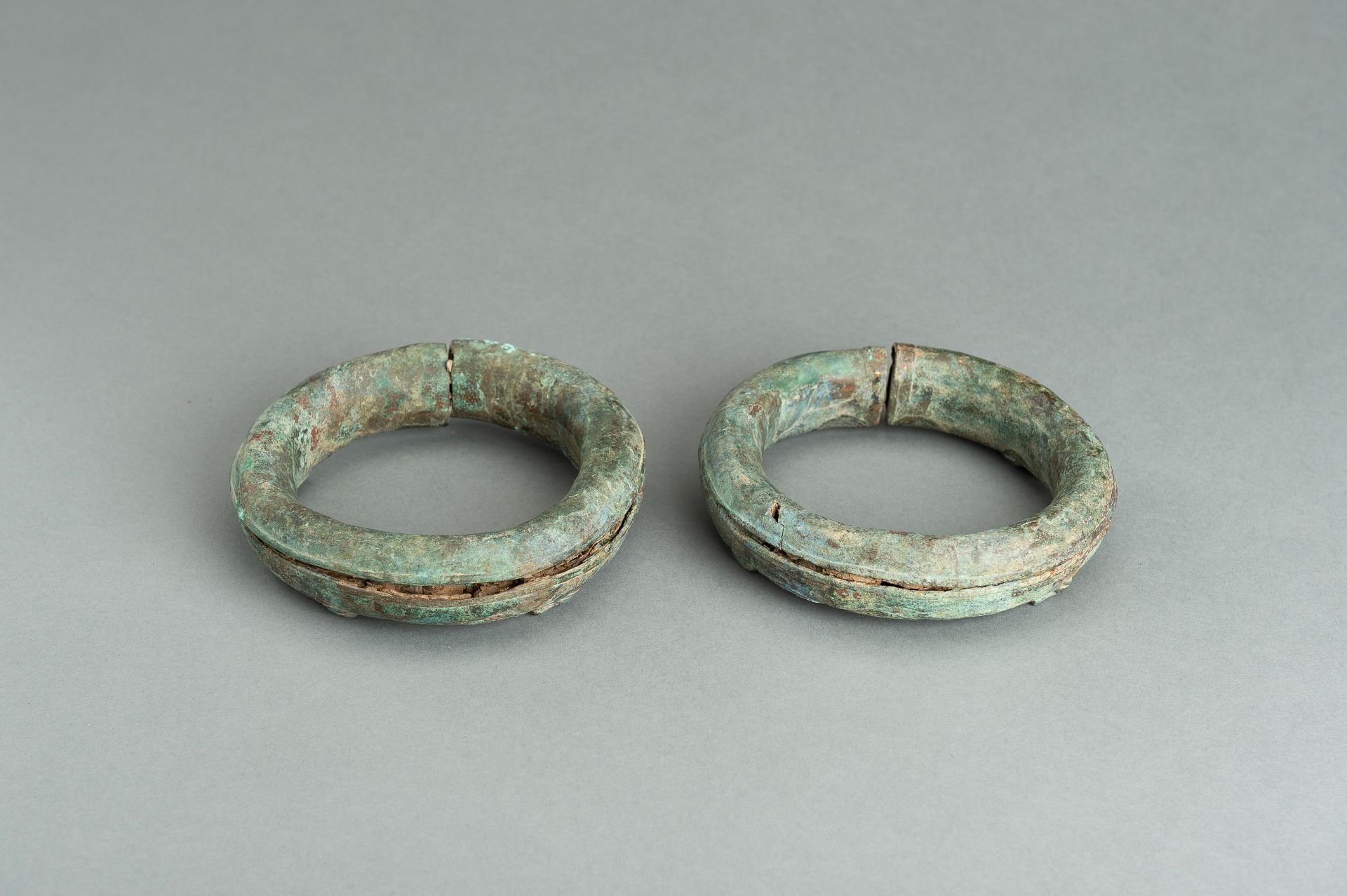 A PAIR OF BRONZE 'FROG' RITUAL BANGLES, DONG SON CULTURE - Bild 11 aus 15